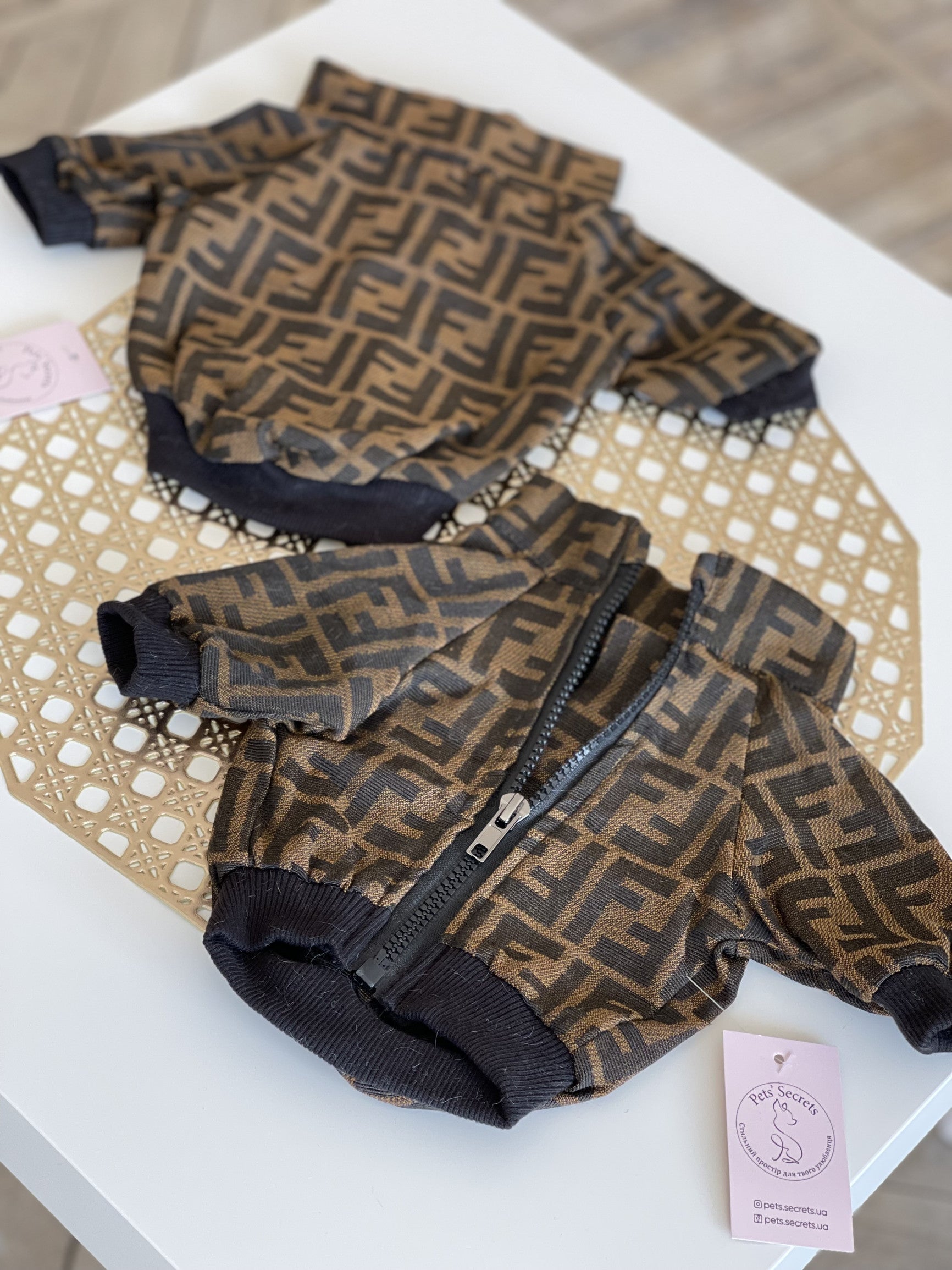 Бомбер коричневого кольору з принтом Fendi