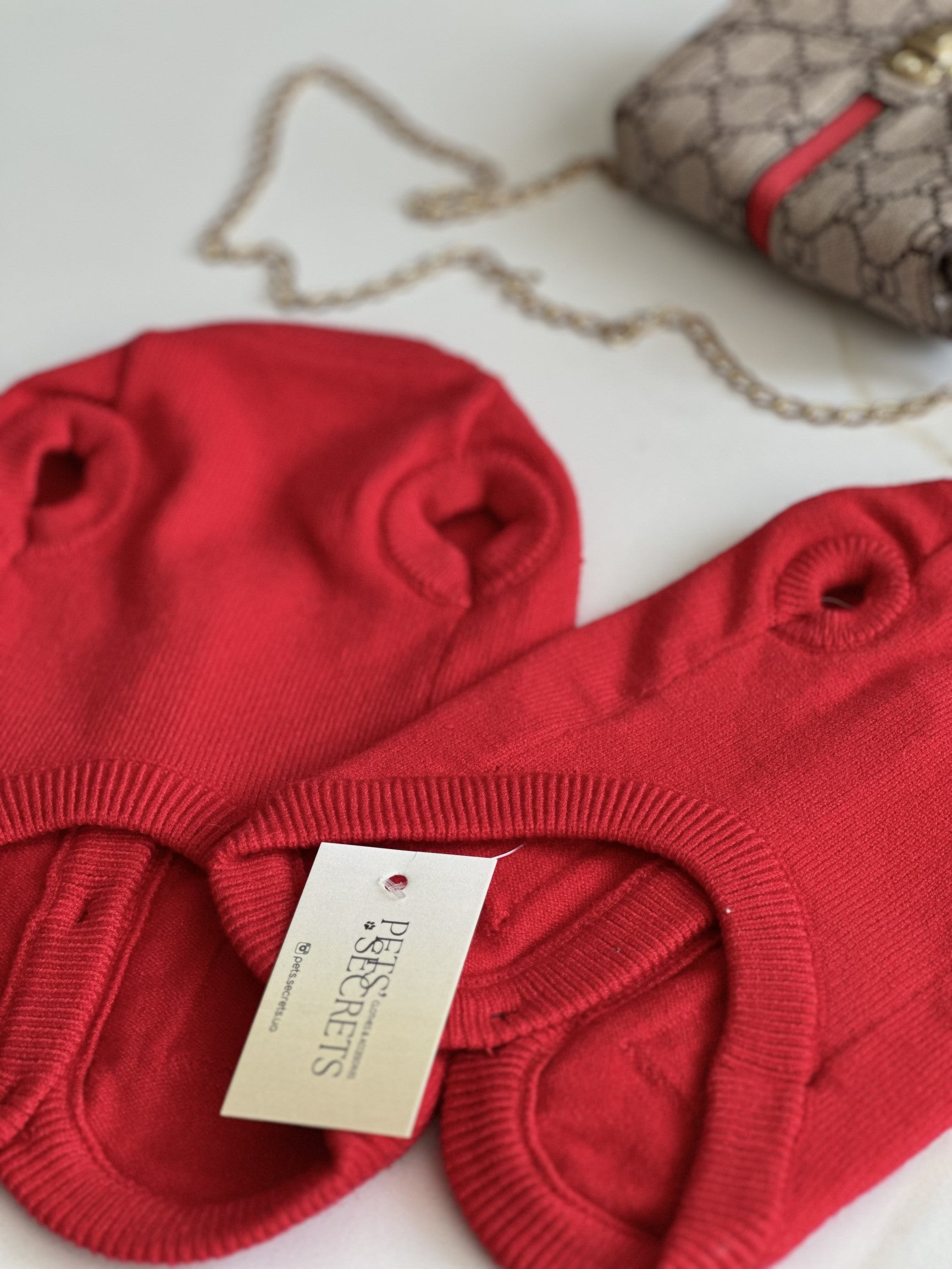 Светр-безрукавка червоного кольору Designed