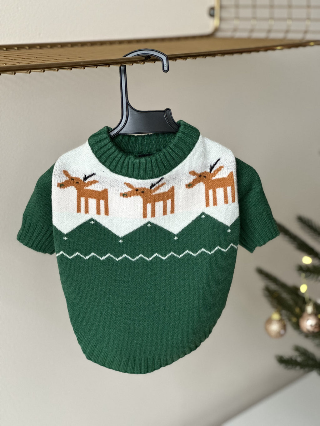 Светр зеленого кольору з новорічним принтом Олені