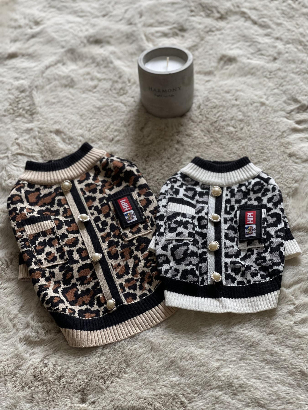 Светр сірого кольору з принтом Леопард