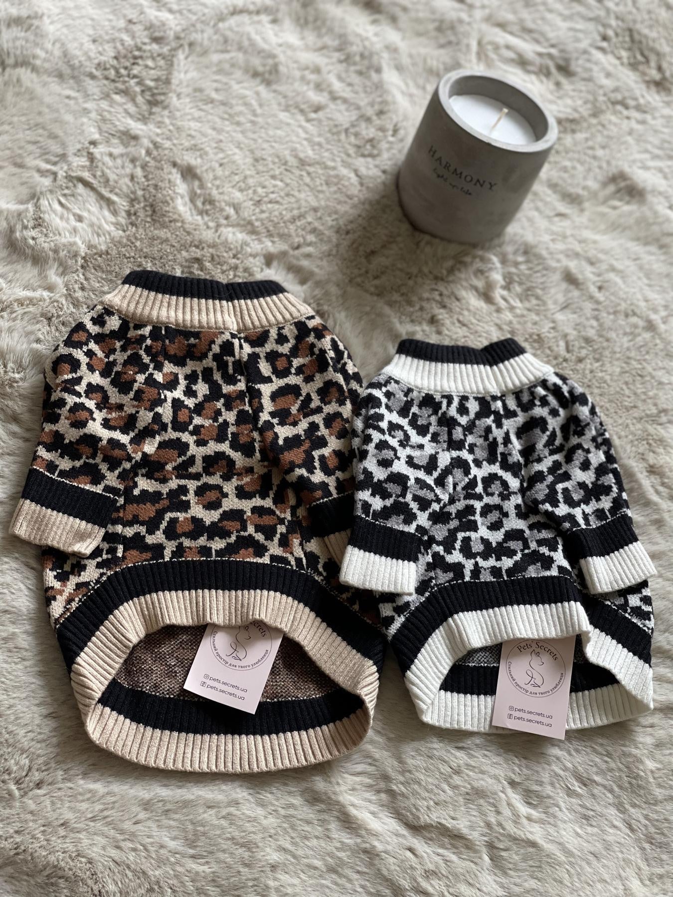 Светр сірого кольору з принтом Леопард