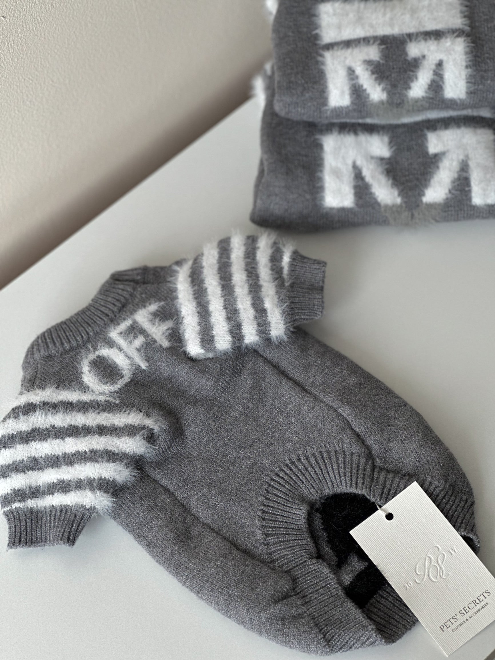 Светр сірого кольору з принтом Off White