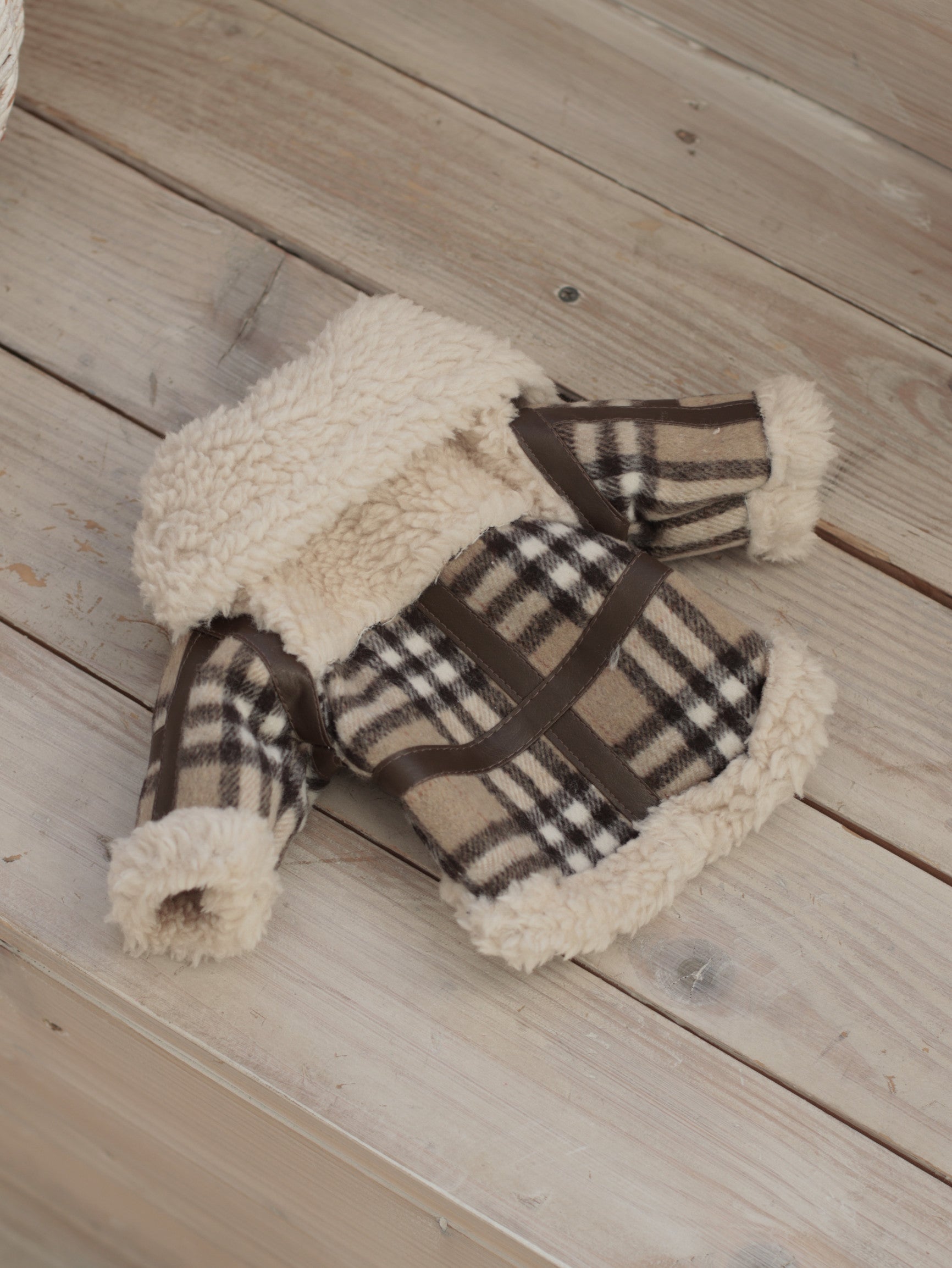 Куртка бежевого кольору з принтом Клітнка