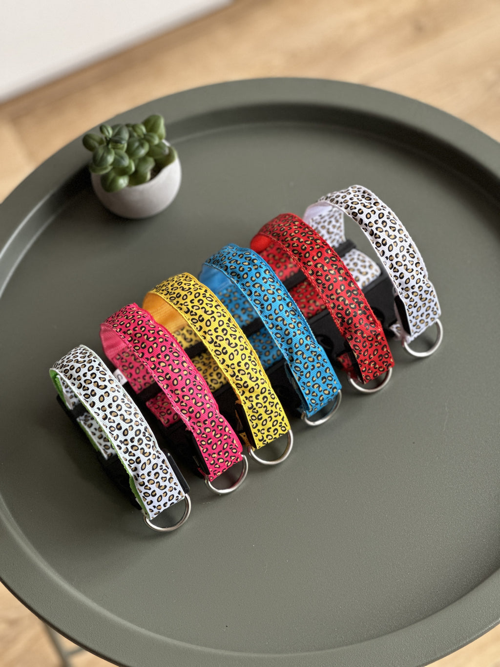 Нашийник з LED підсвічуванням синього кольору Leo