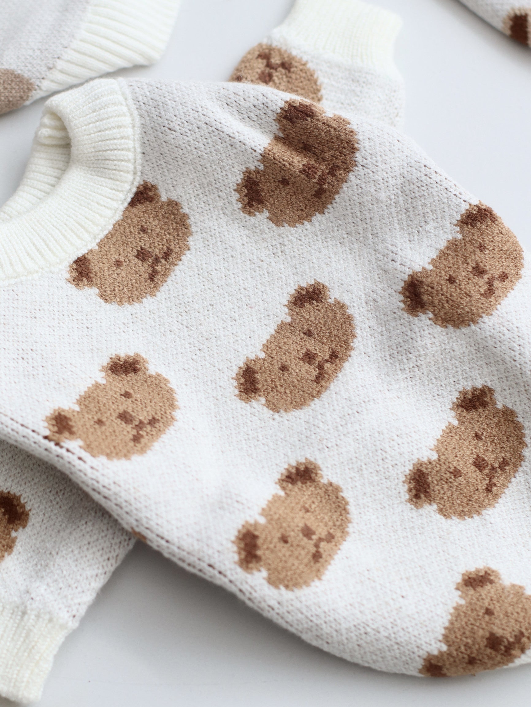 Светр білого кольору з принтом Dark bear