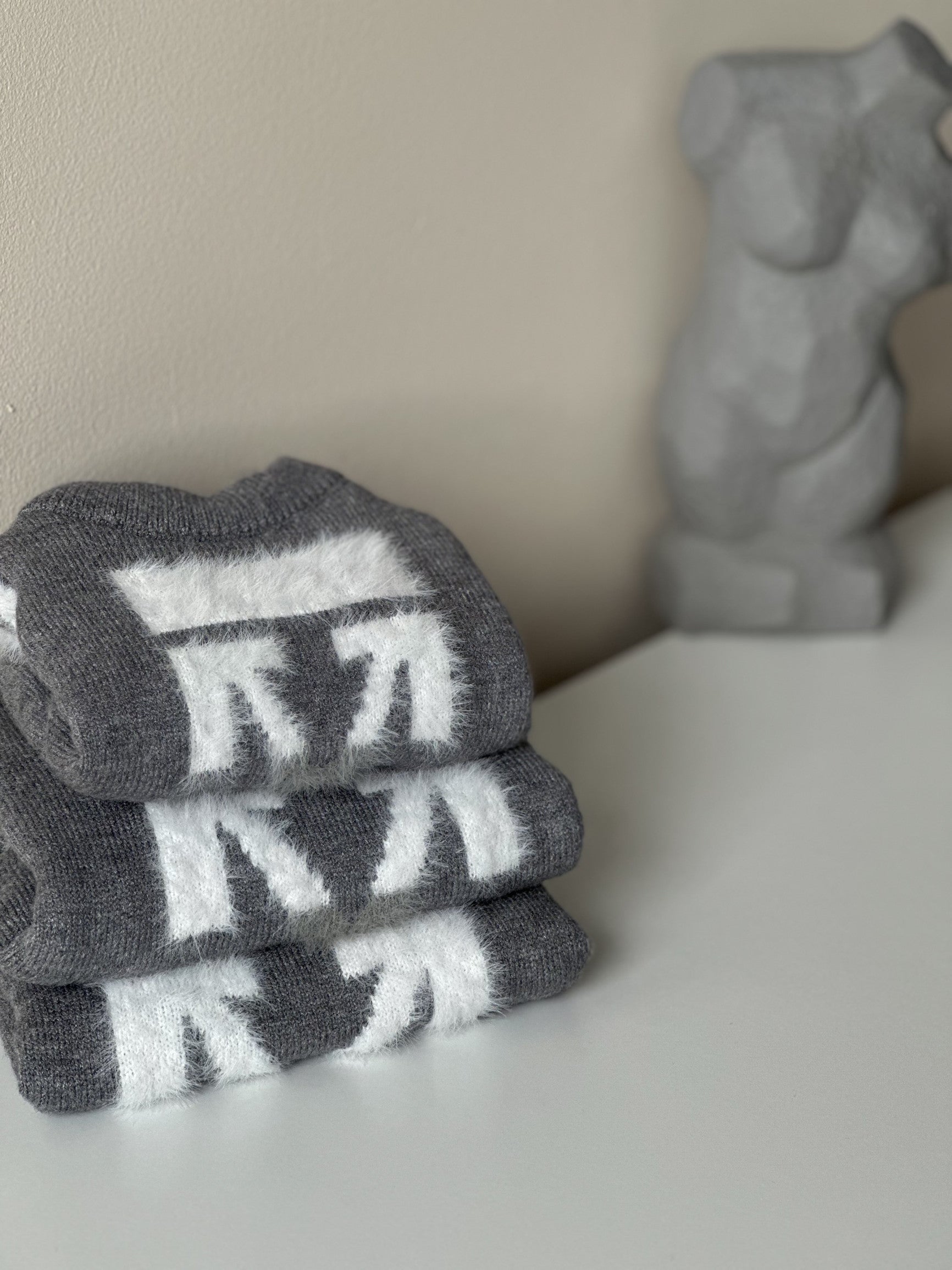 Светр сірого кольору з принтом Off White