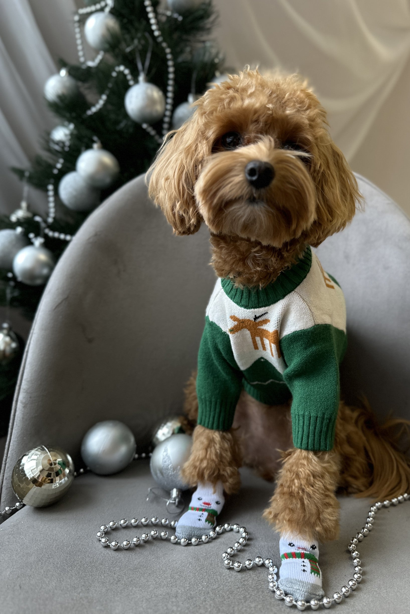 Светр зеленого кольору з новорічним принтом Олені