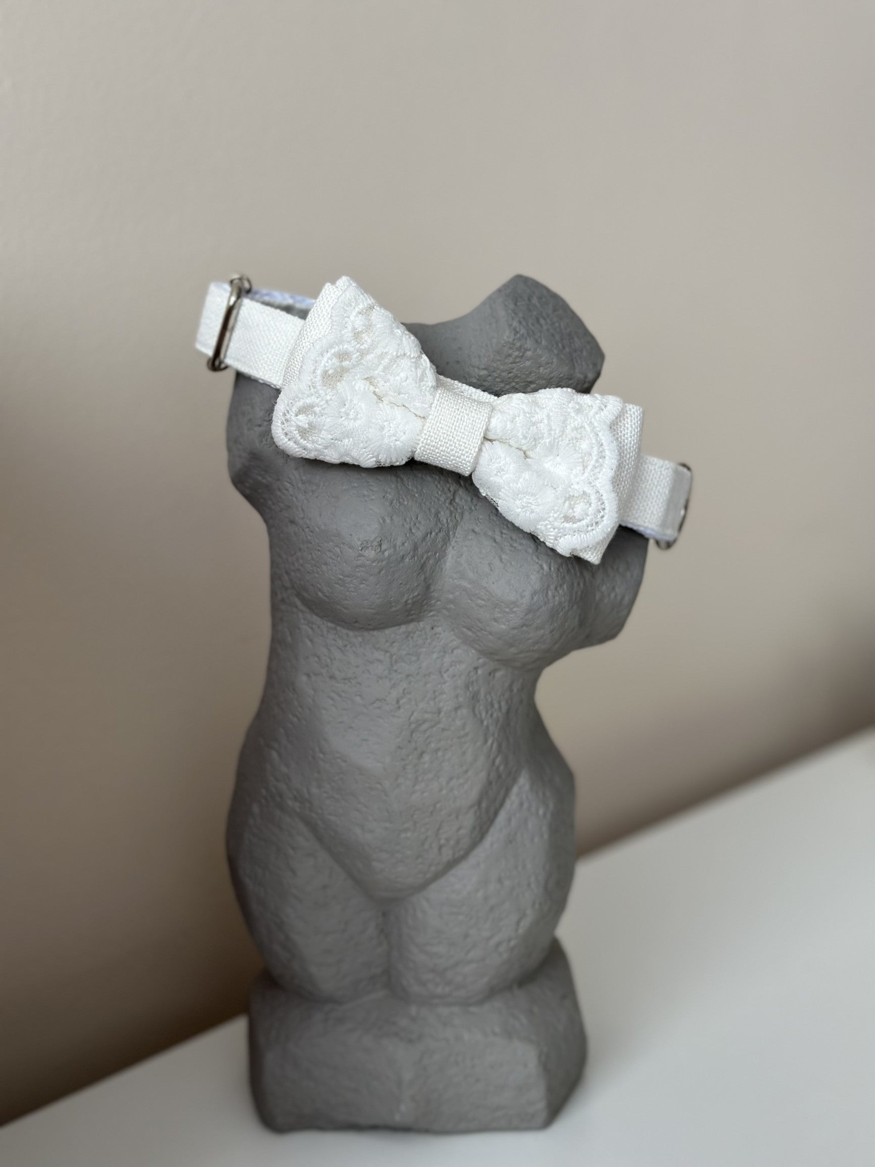 Метелик білого кольору White Label