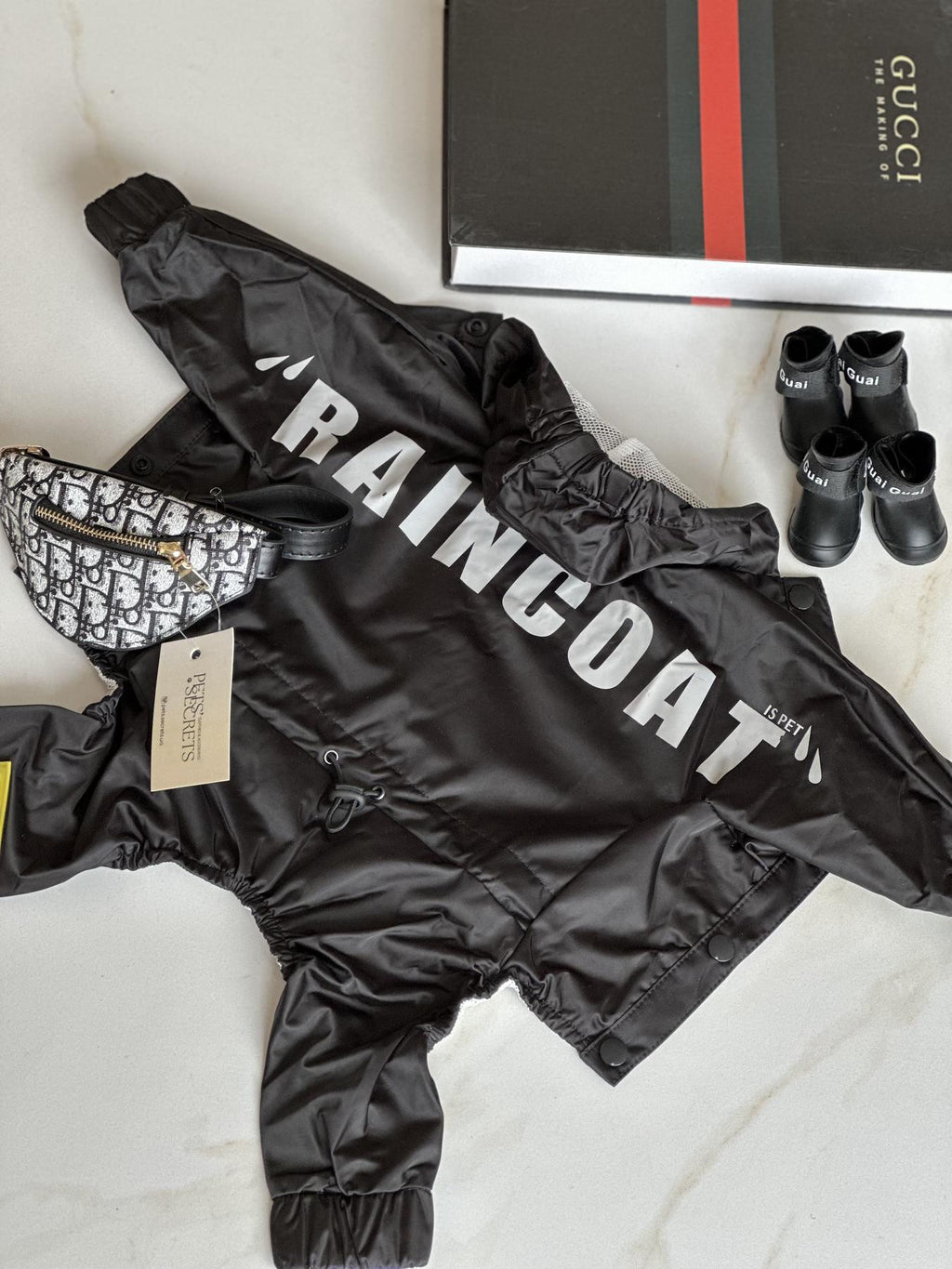 Black raincoat Is Pet