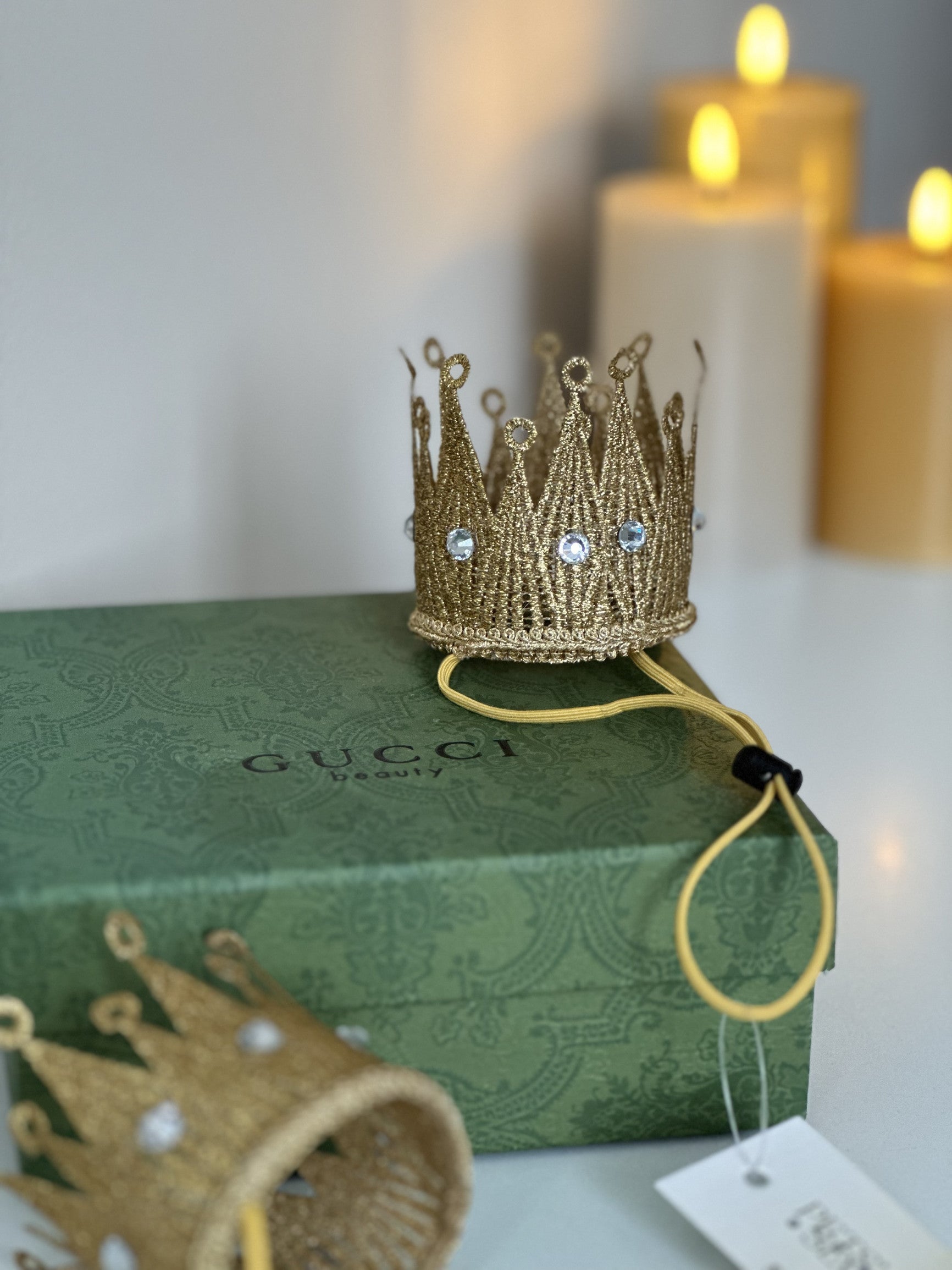 Корона золотого кольору Royale Gold