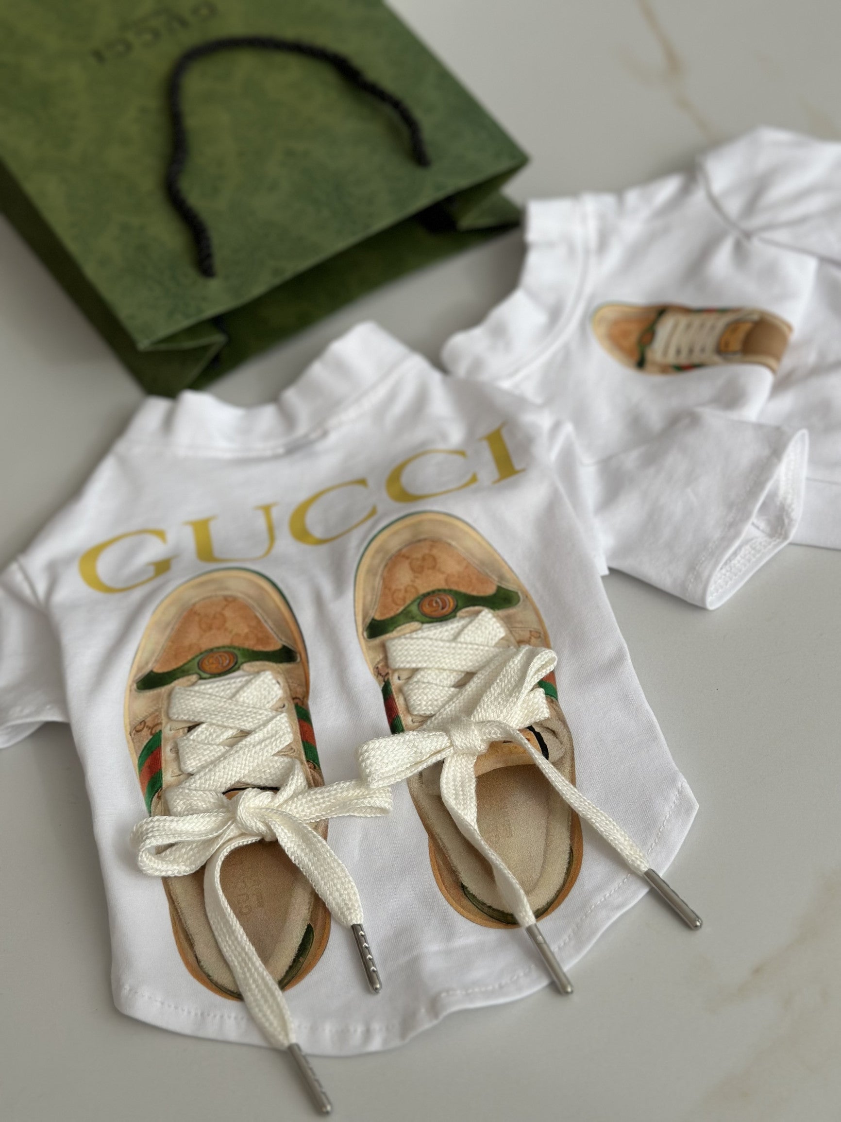 Футболка білого кольору з кедами та принтом Gucci