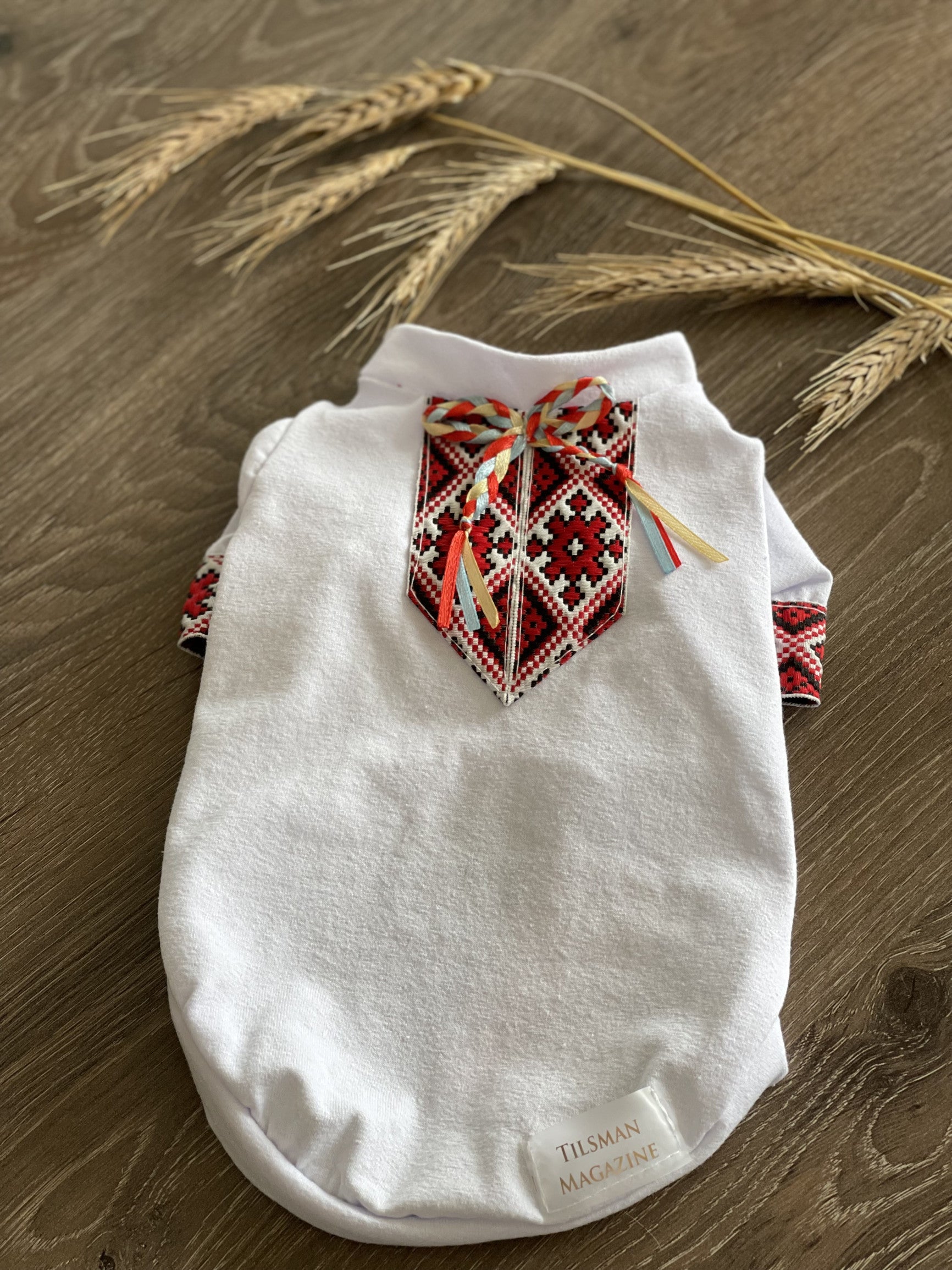 Вишиванка-футболка білого кольору