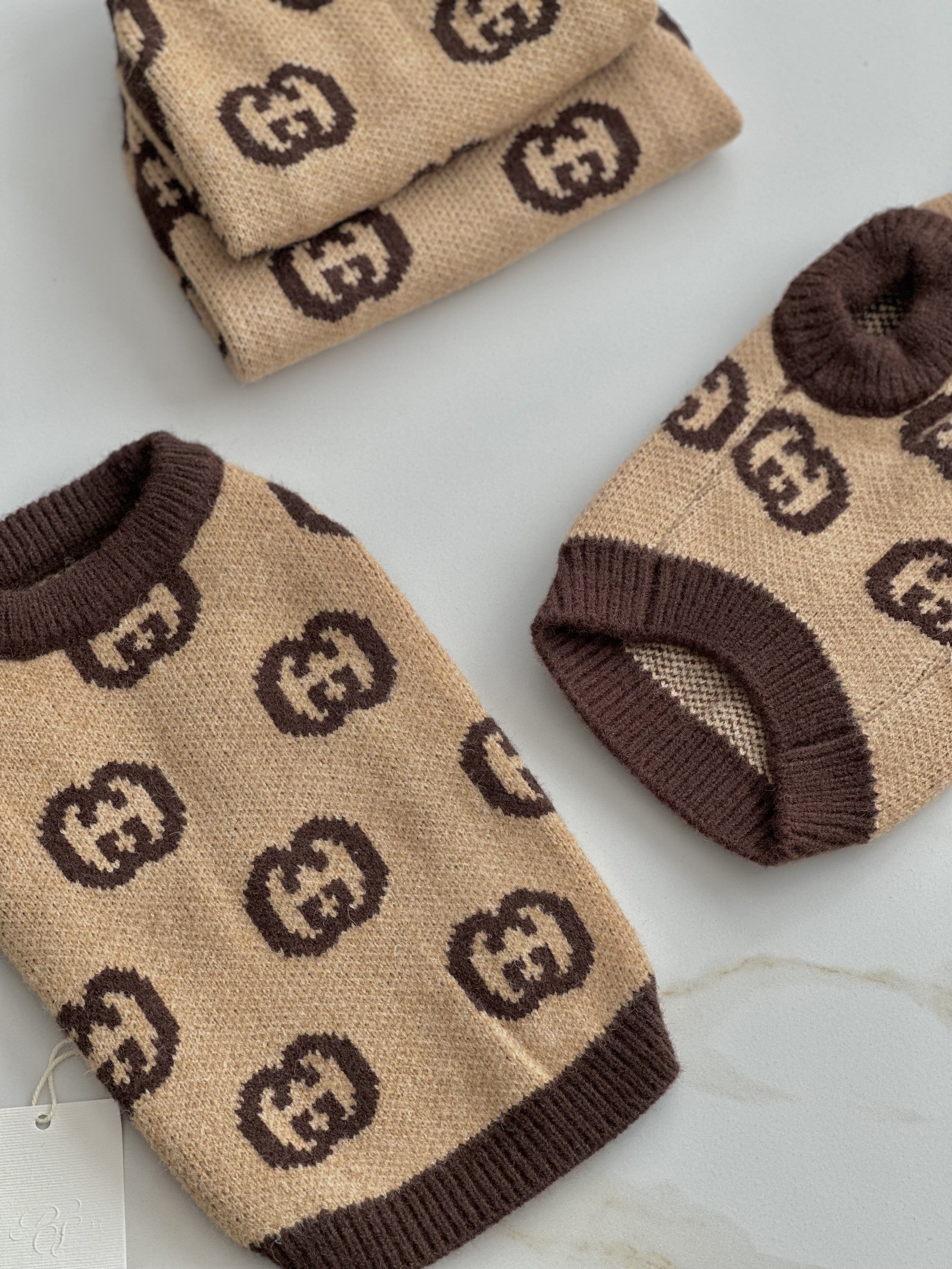 Светр-безрукавка бежево-коричневого кольору з принтом Gucci