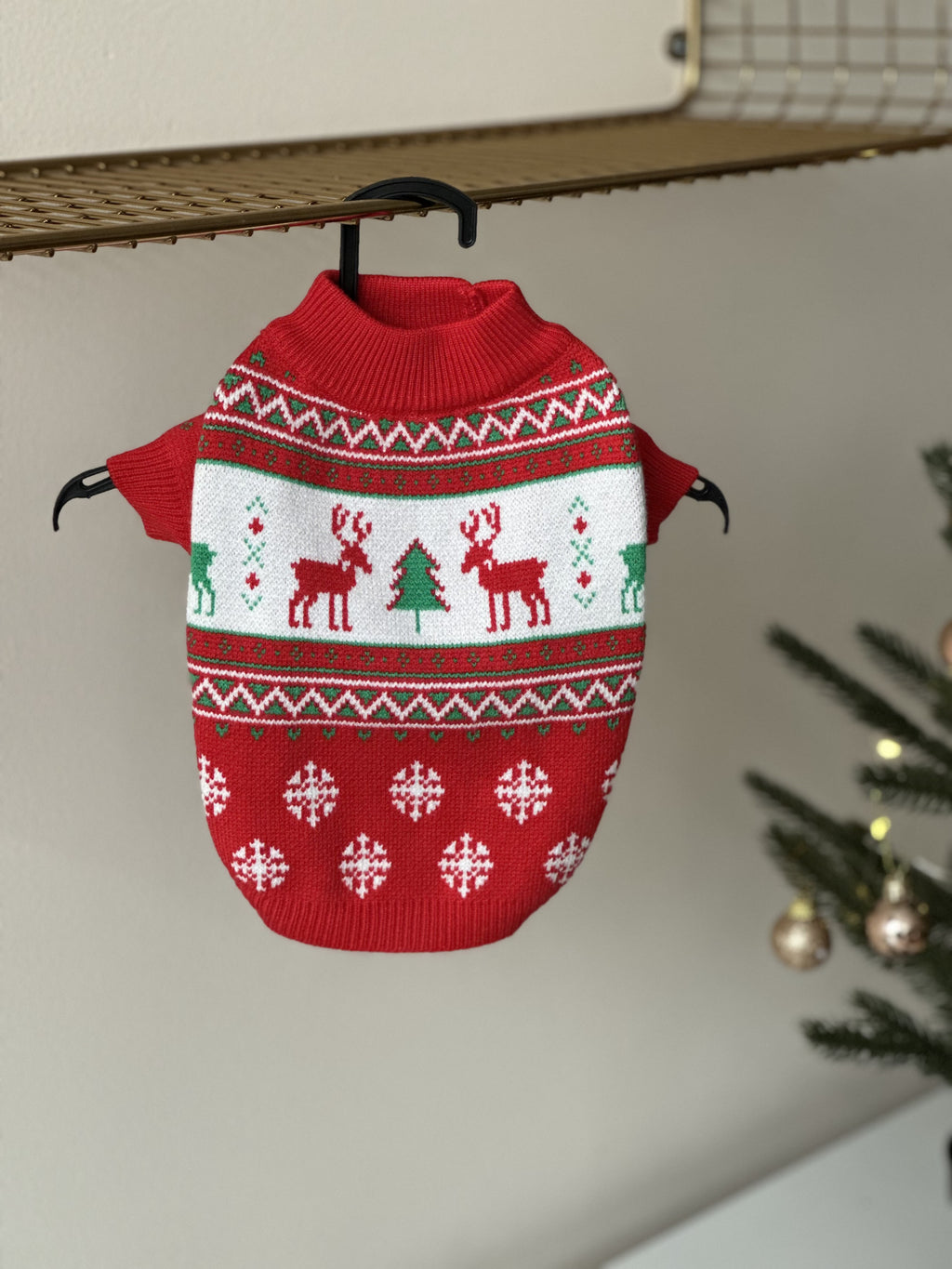 Светр червоного кольору з новорічним принтом Олені