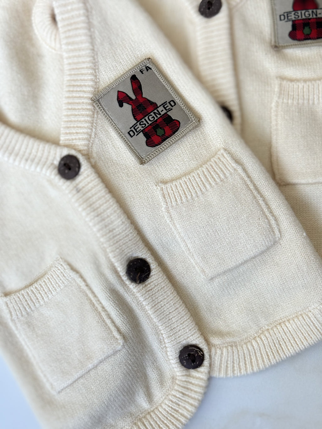 Светр-безрукавка молочного кольору Designed