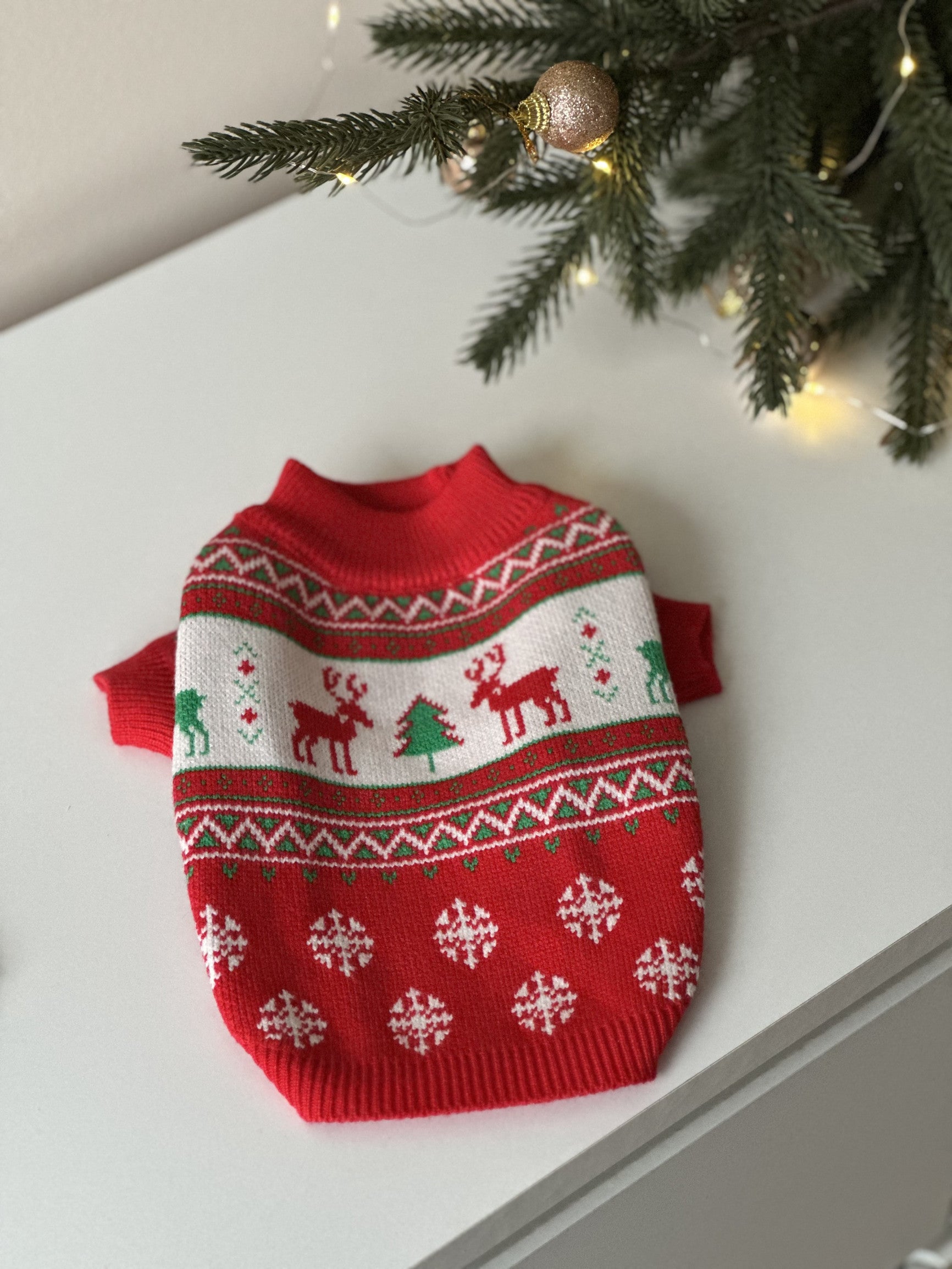 Светр червоного кольору з новорічним принтом Олені