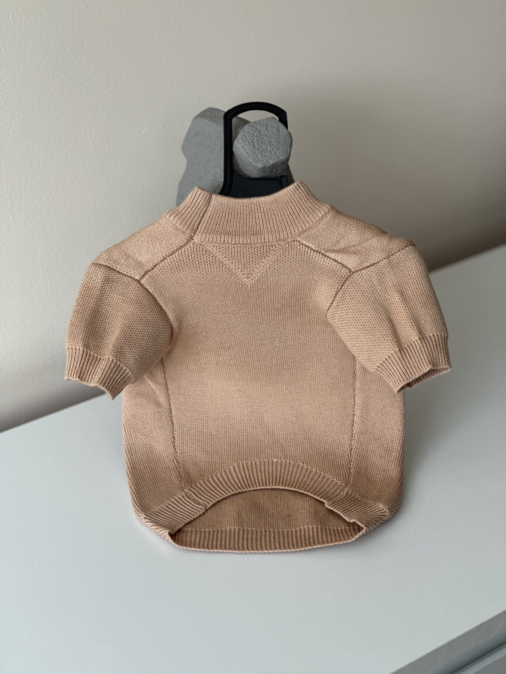 Светр бежевого кольору з принтом Prada