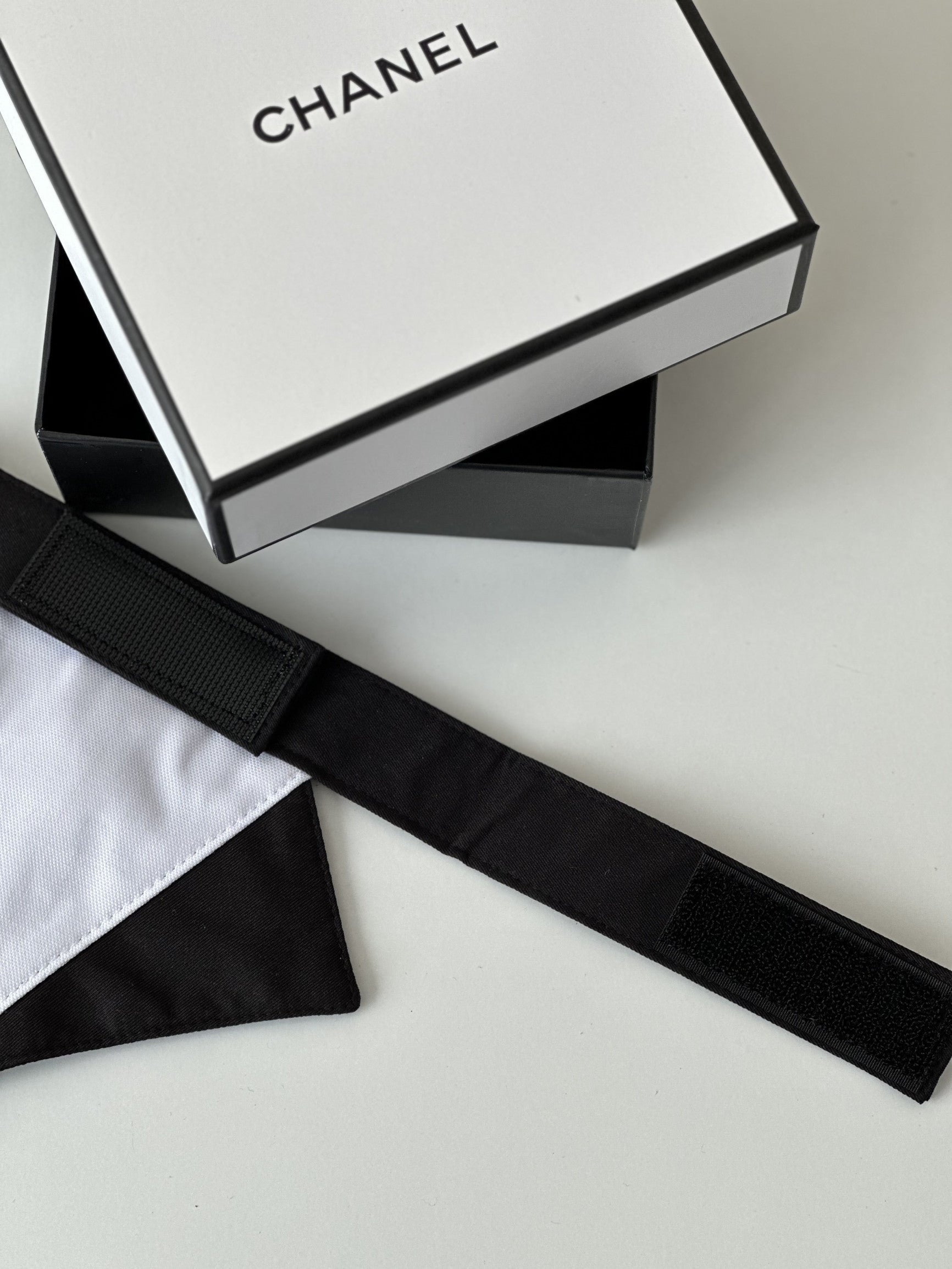 Нагрудник чорно-білого кольору Gentle Dog