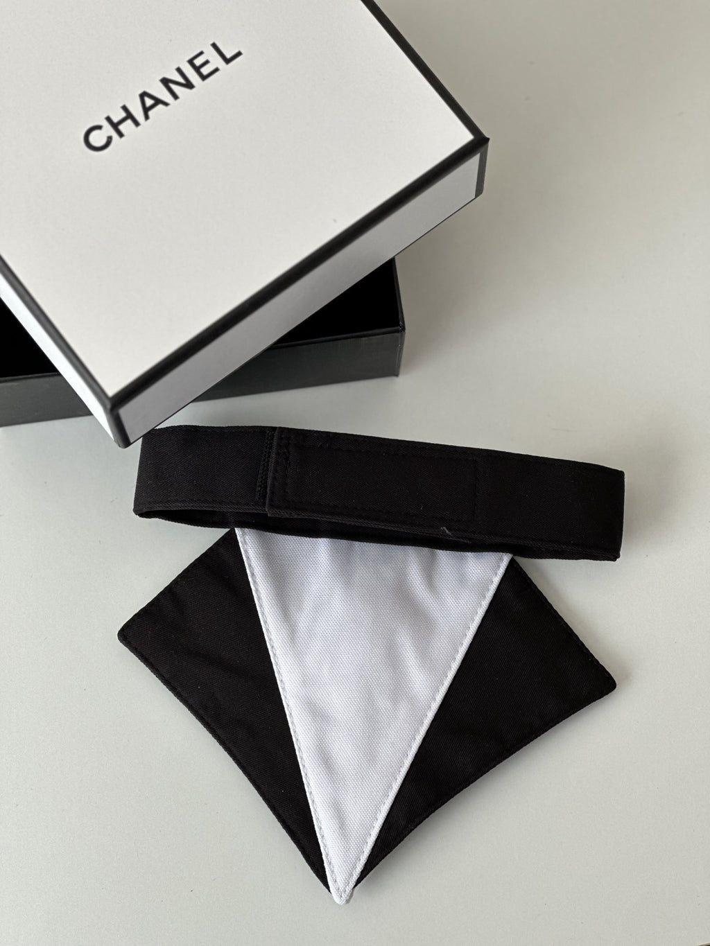 Нагрудник чорно-білого кольору Gentle Dog