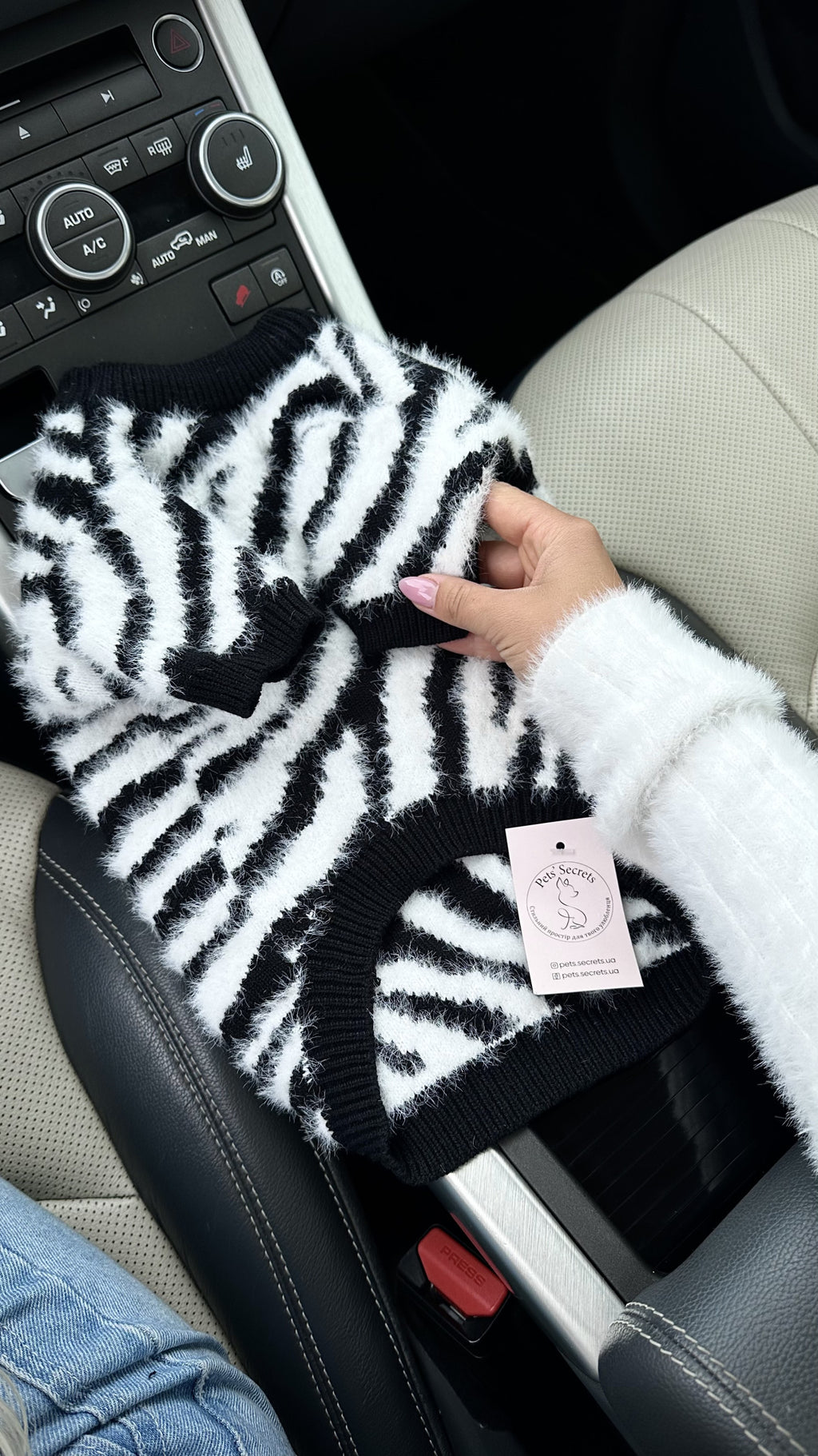 Светр чорного кольору з принтом Зебра