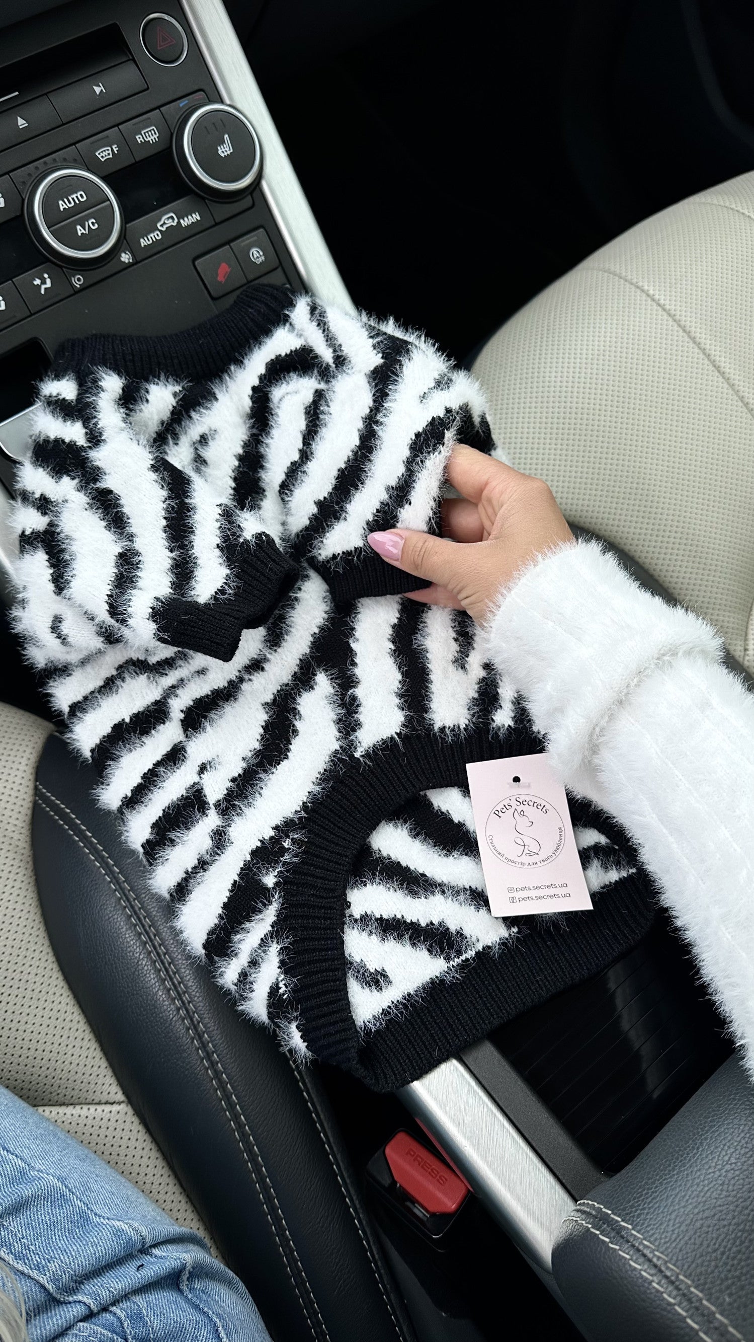 Светр чорного кольору з принтом Зебра