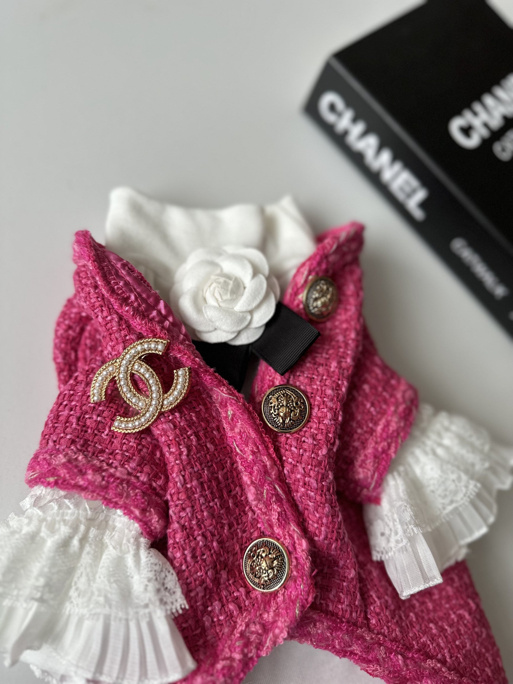 Кардиган рожевого кольору Chanel з гольфом білого кольору