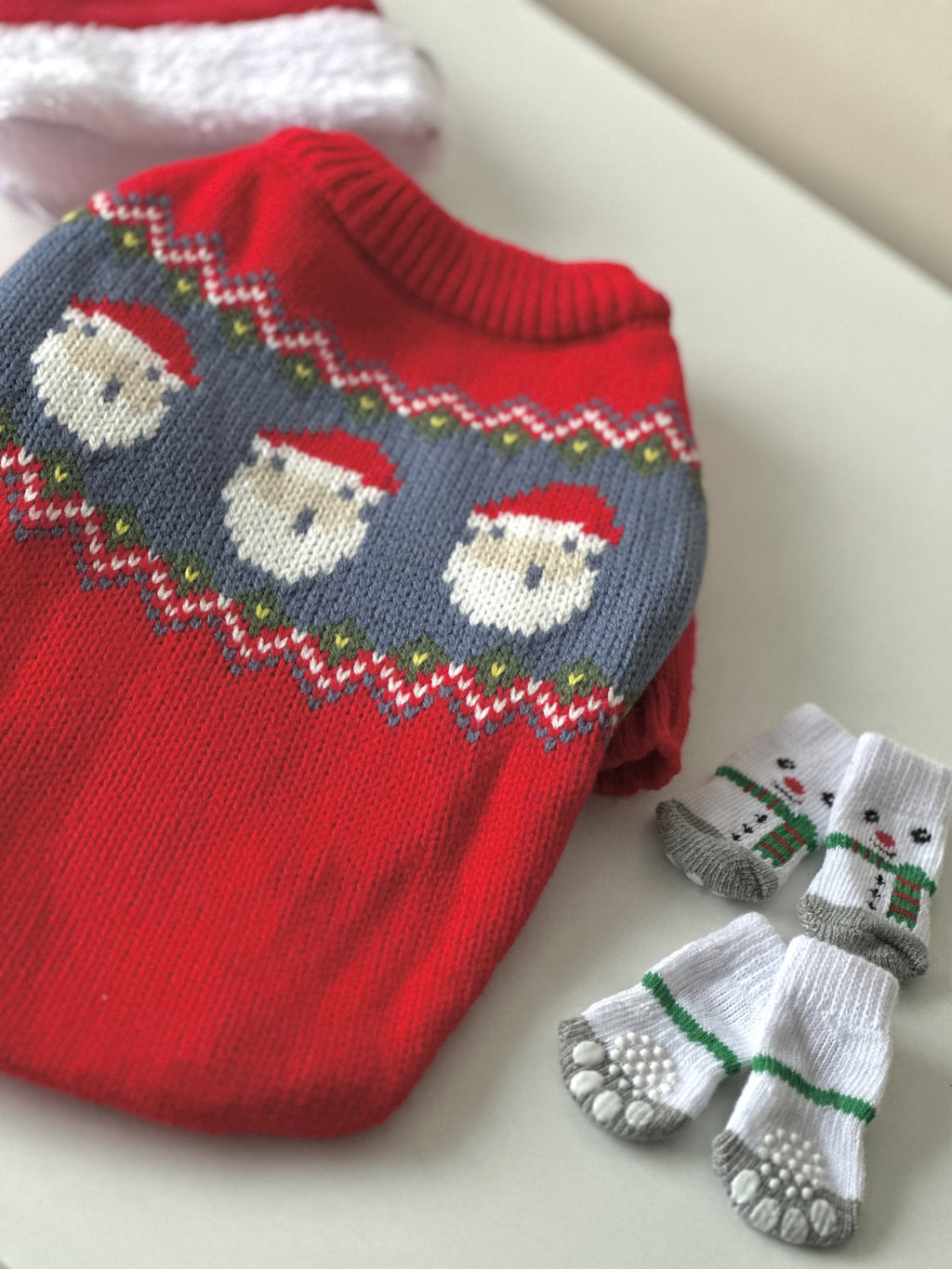 Светр червоного кольору з принтом Санта