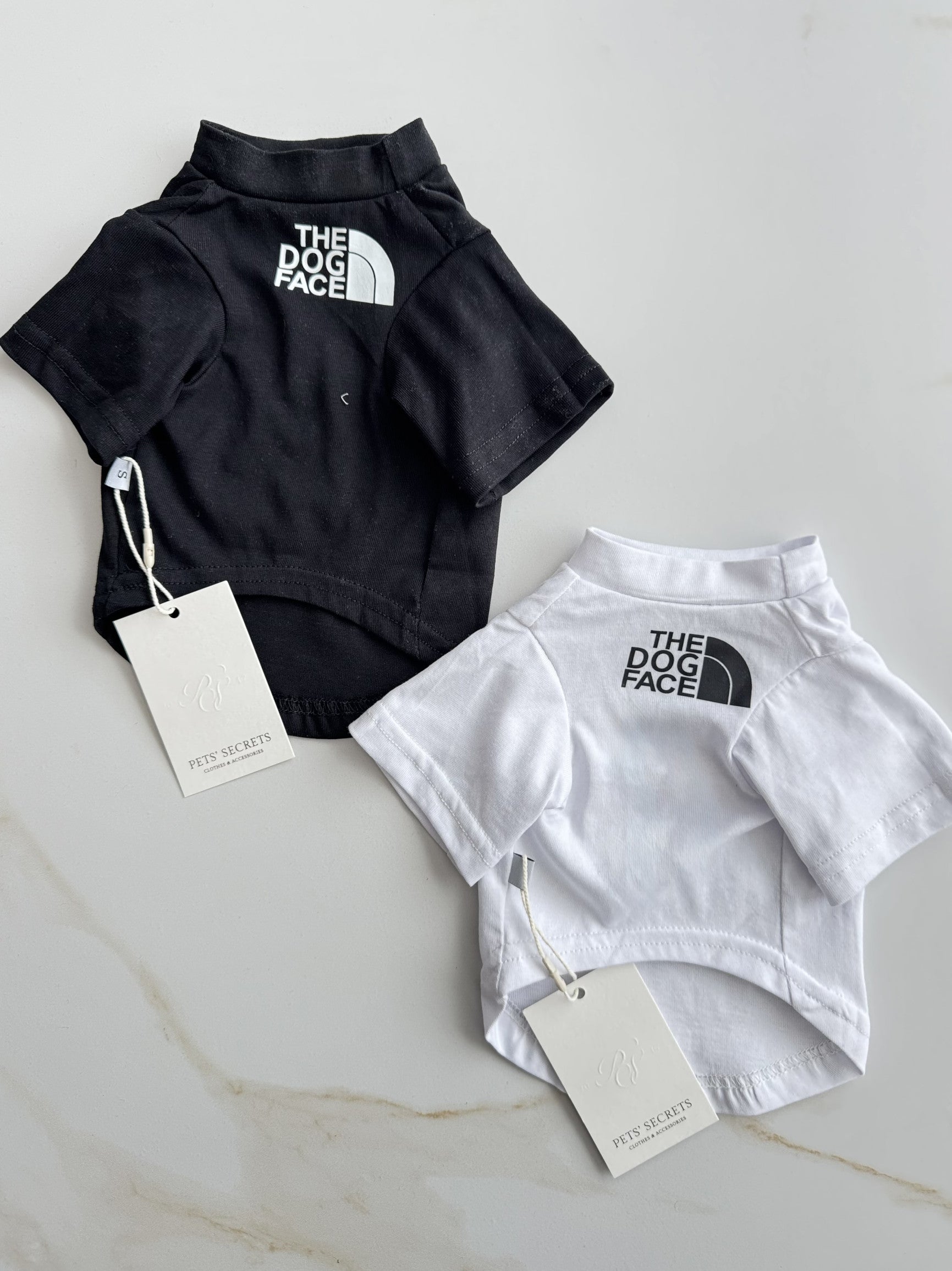 Футболка білого кольору з принтом The Dog Face