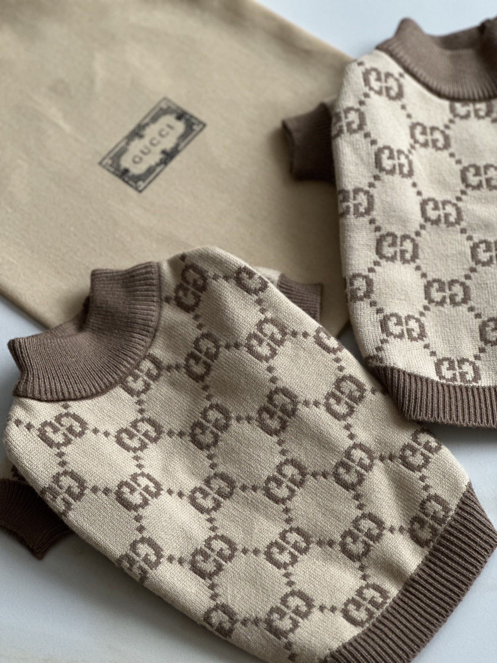 Светр бежево-коричневого кольору з принтом Gucci