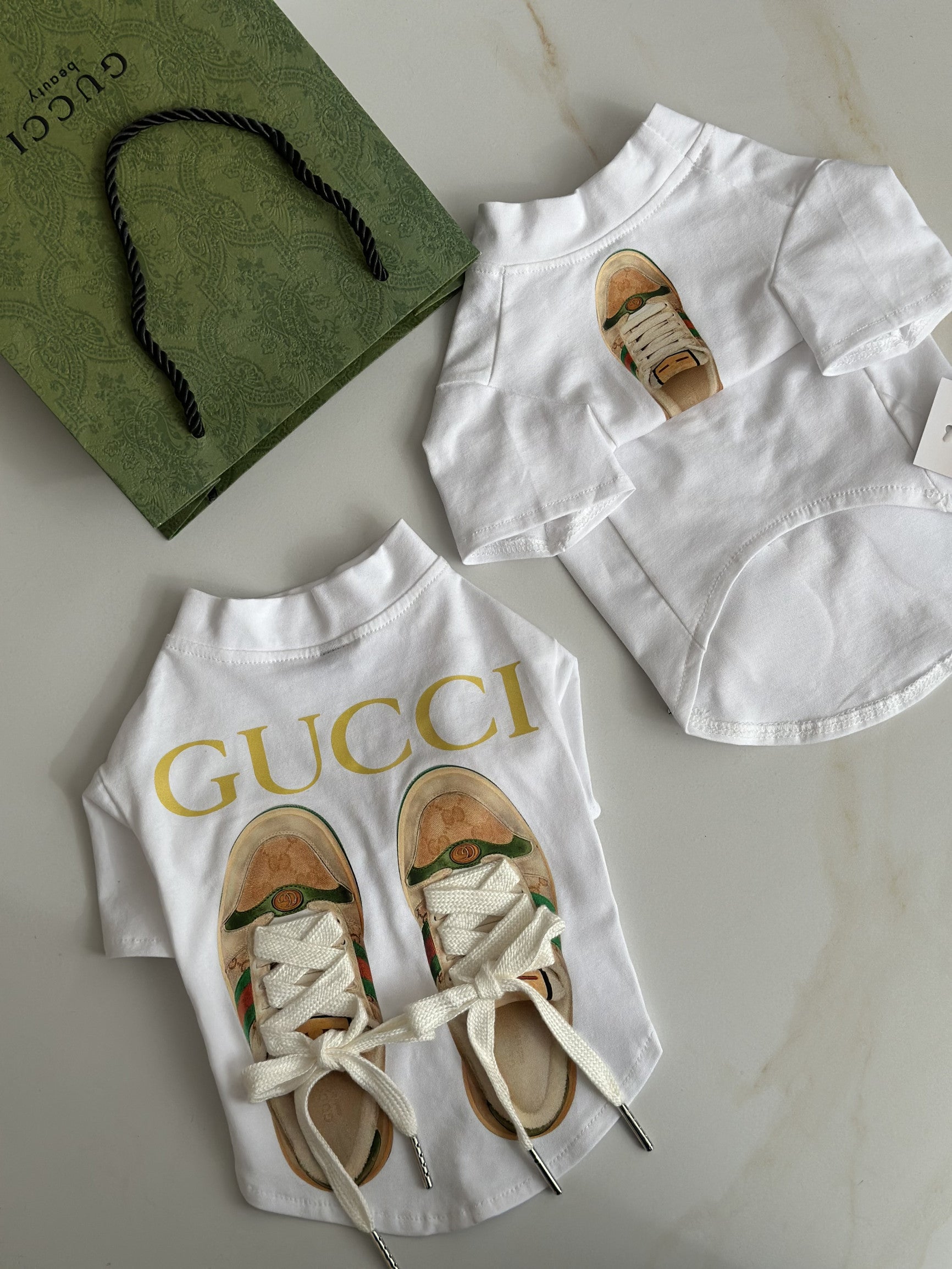 Футболка білого кольору з кедами та принтом Gucci