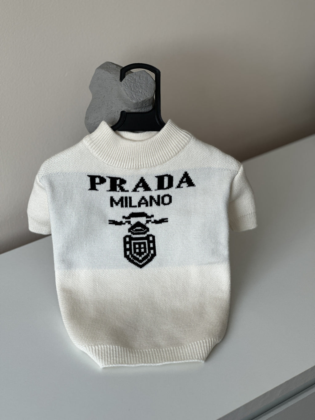 Светр білого кольору з принтом Prada