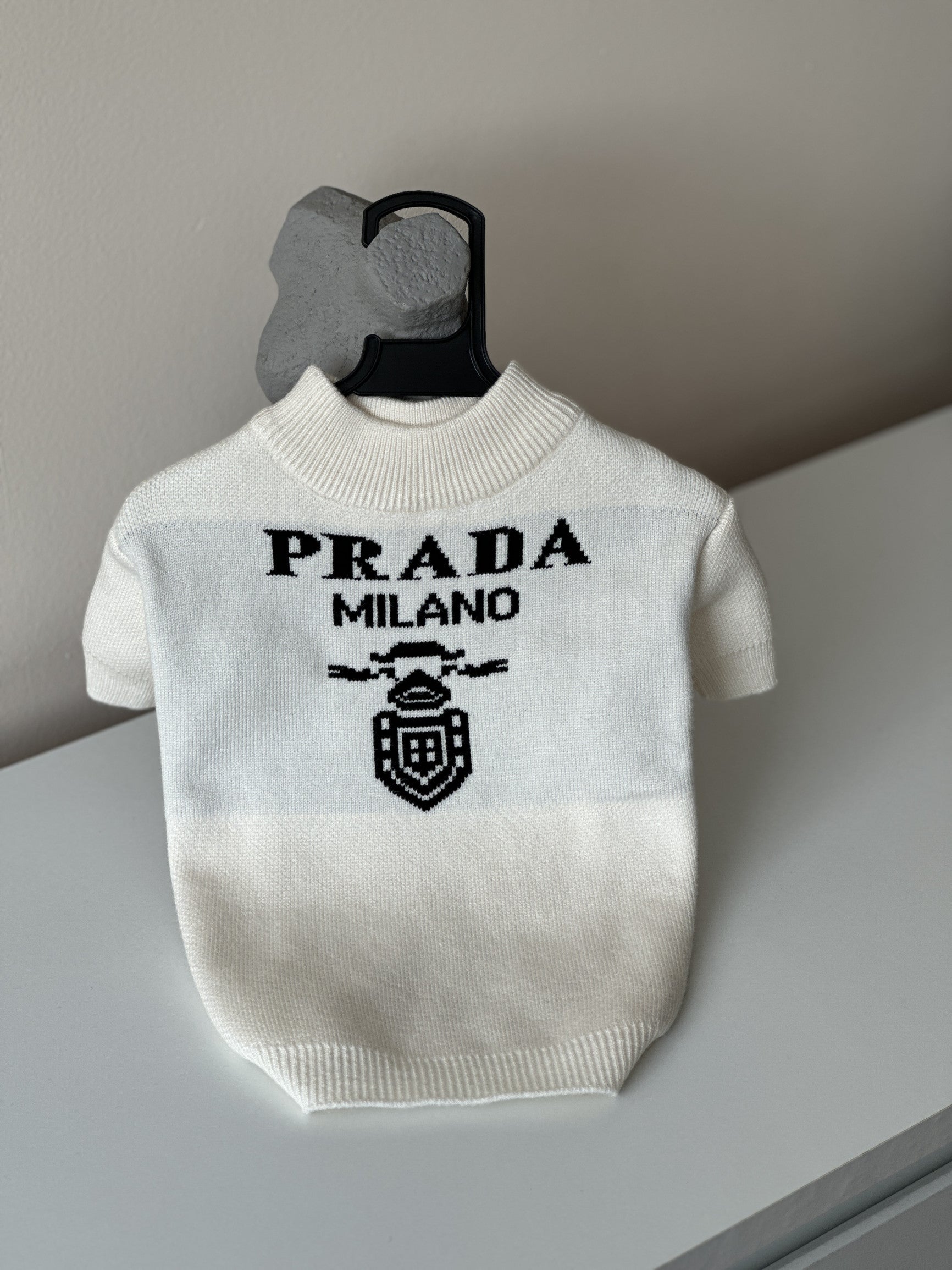 Светр білого кольору з принтом Prada