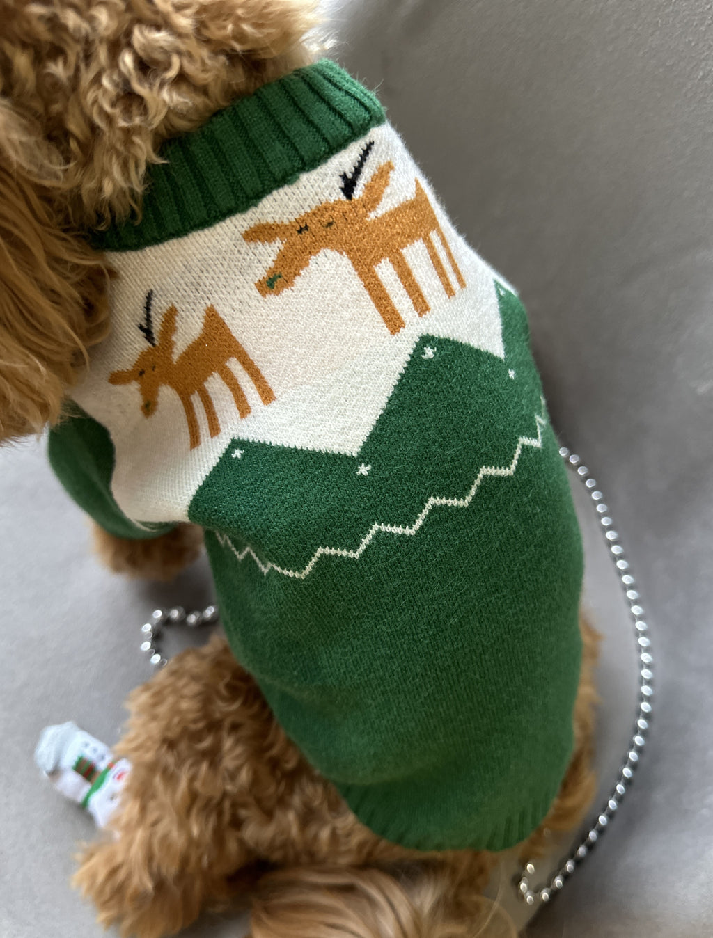 Светр зеленого кольору з новорічним принтом Олені