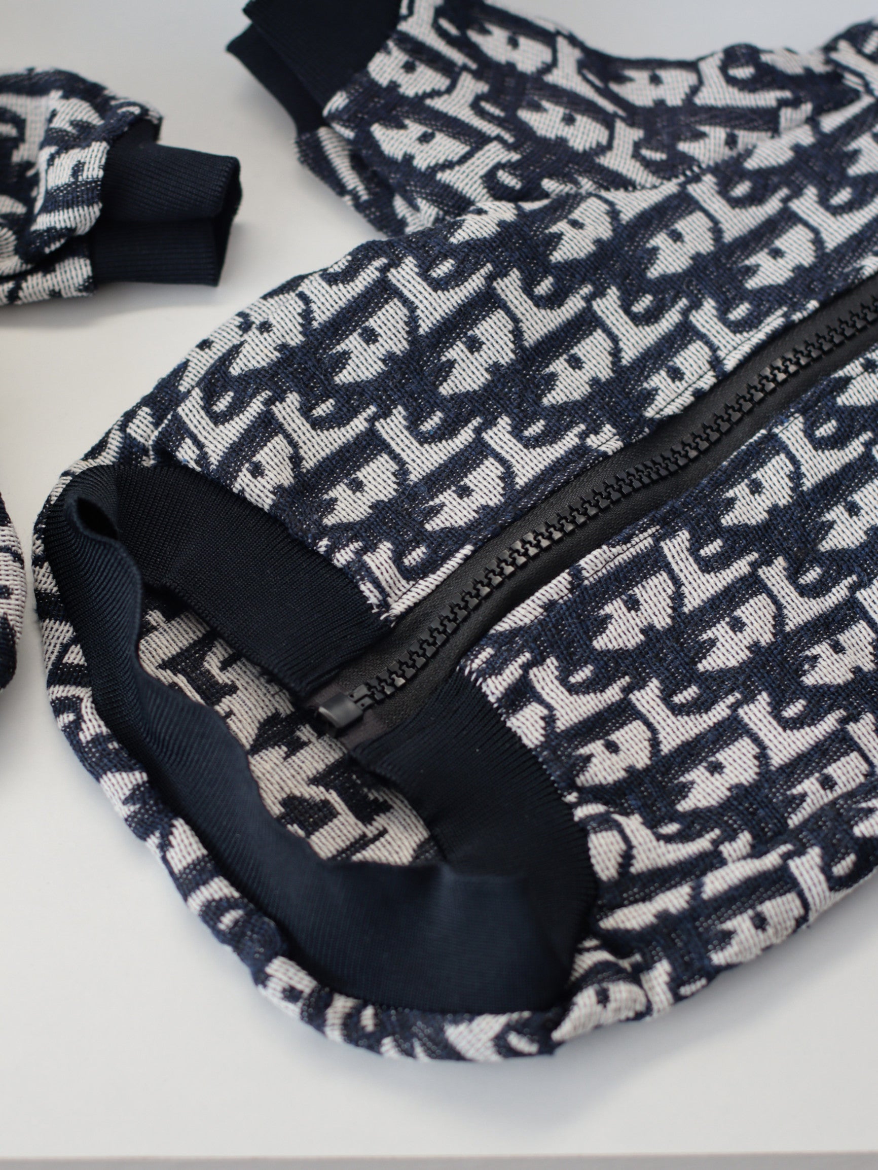 Бомбер біло-синього кольору з принтом Dior