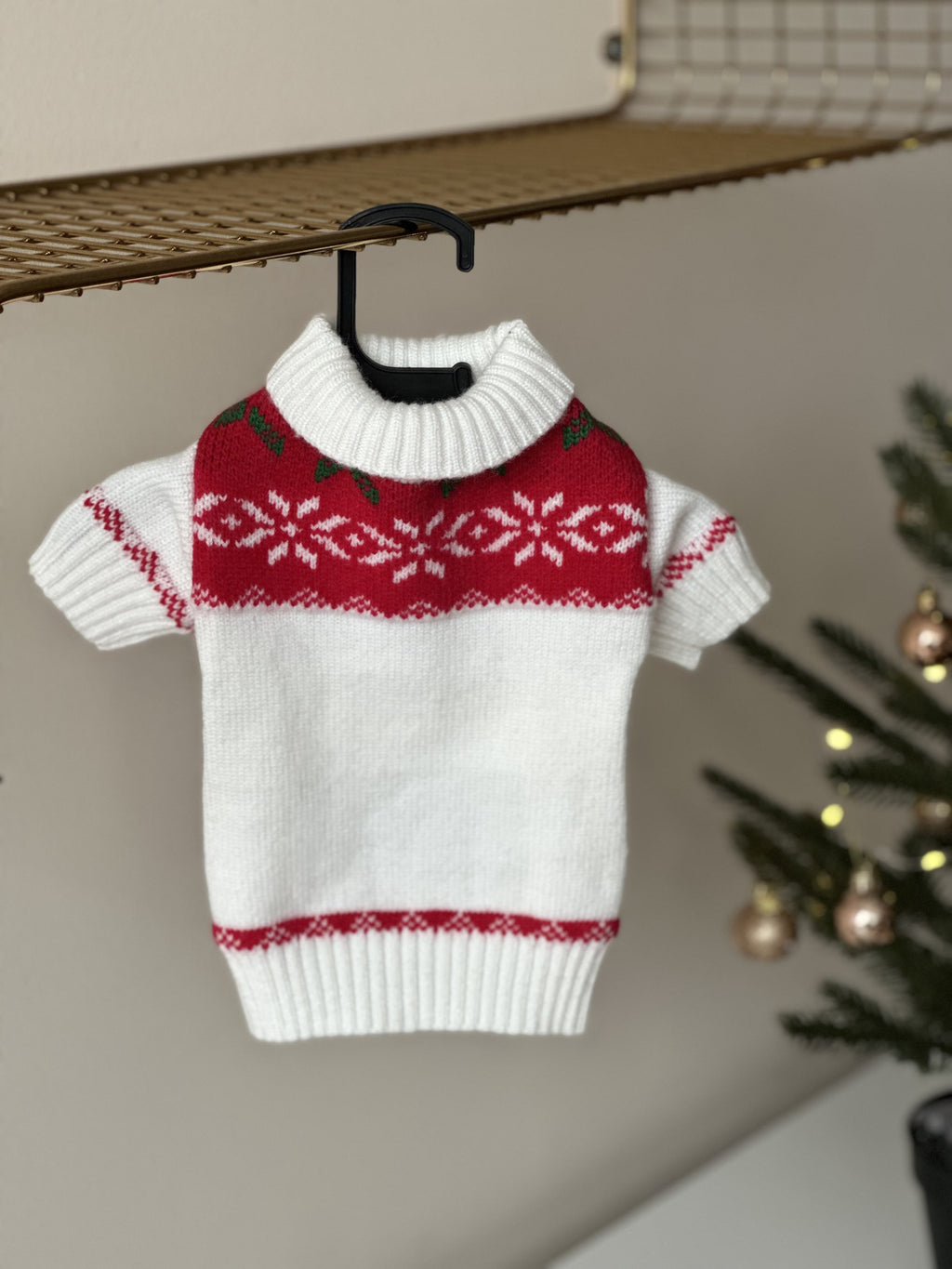 Светр білого кольору з новорічним принтом Сніжинка