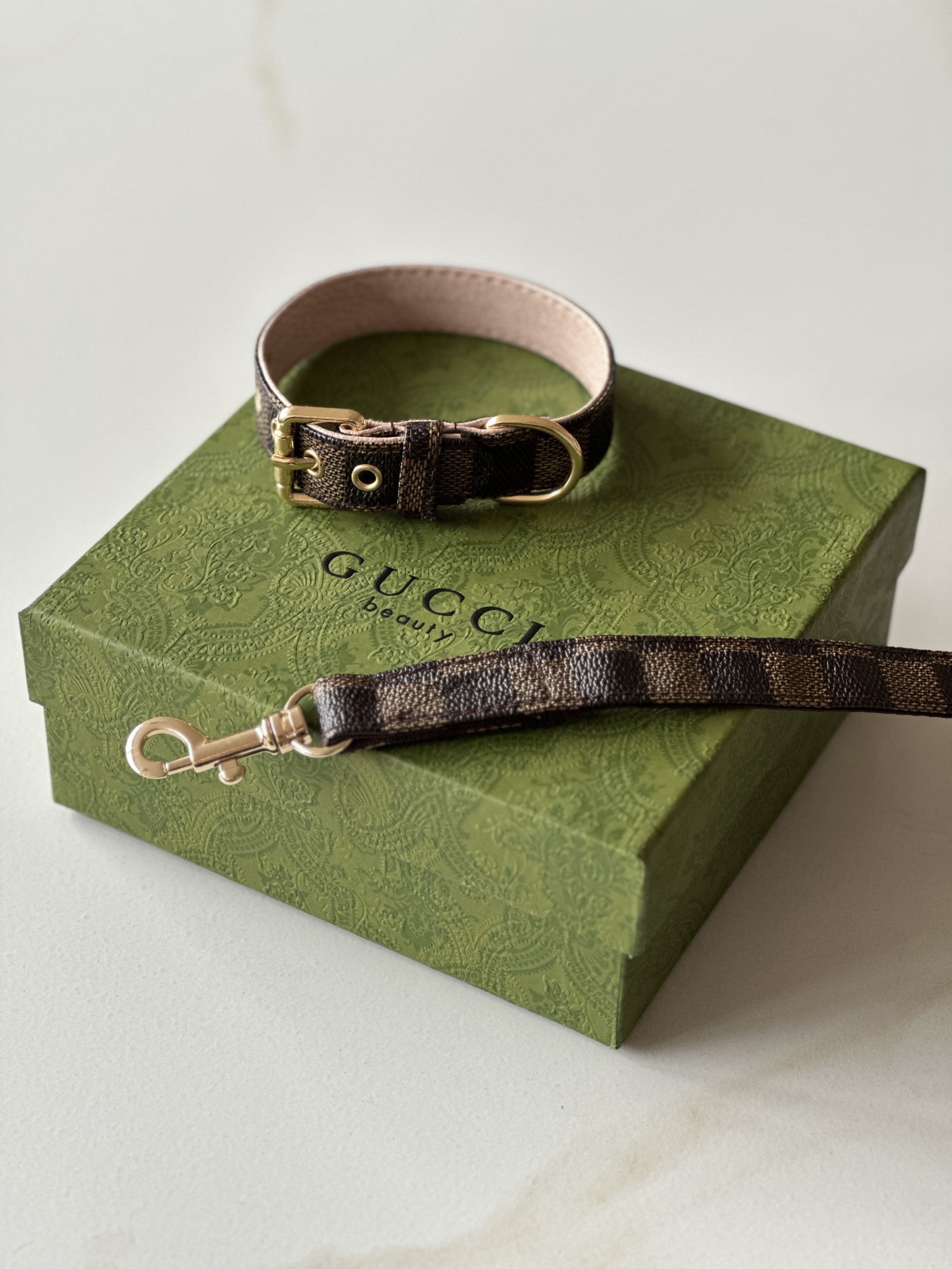 Нашийник у наборі з повідцем коричневого кольору з принтом клітинка LV