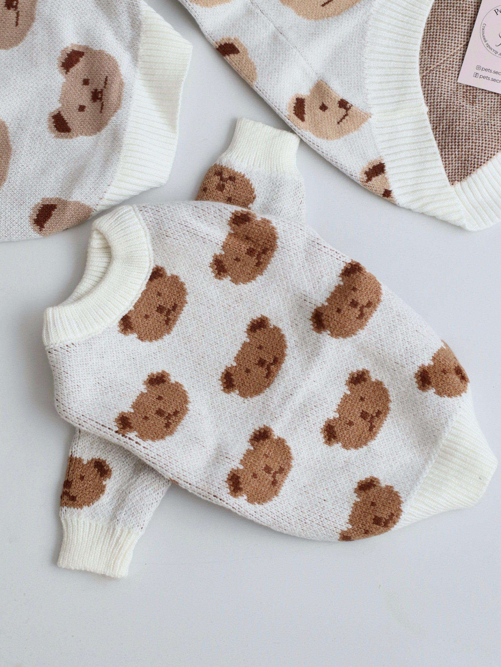 Светр білого кольору з принтом Dark bear