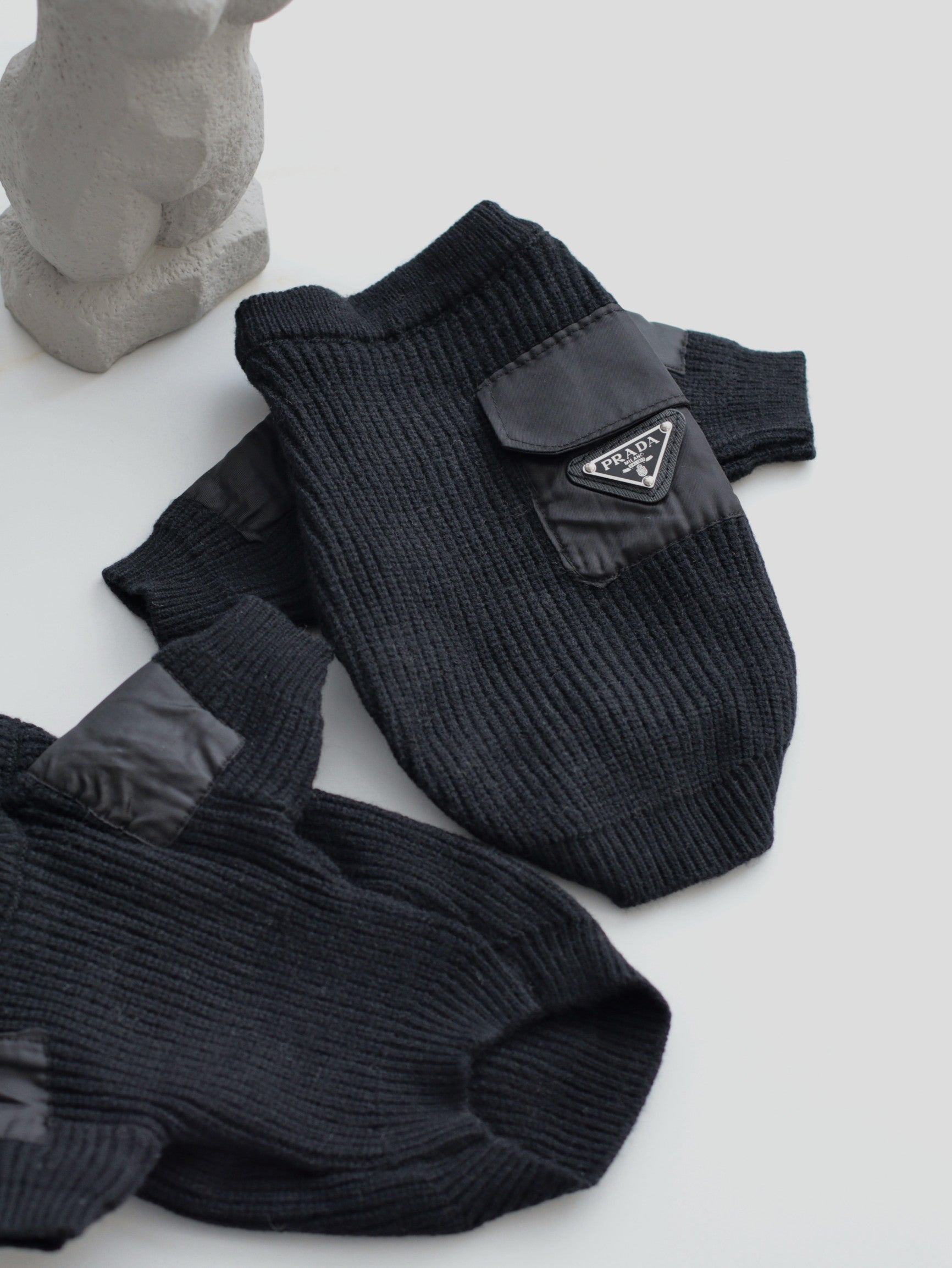 Светр чорного кольору з кишенею Prada