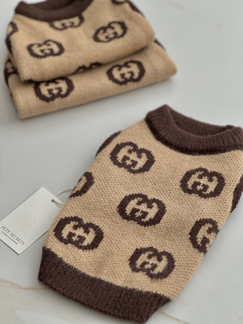 Beige-brown sleeveless sweater with Gucci print