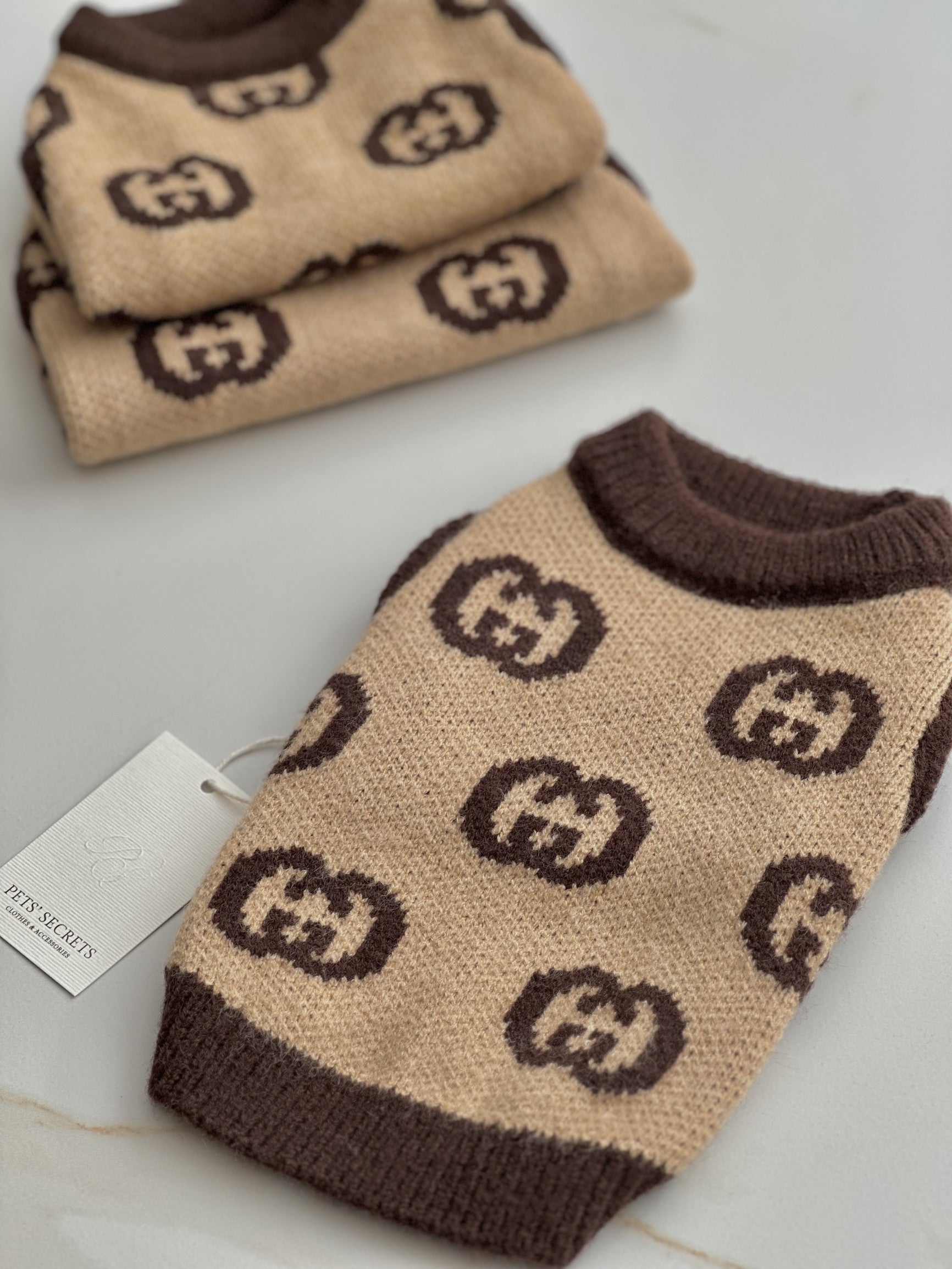 Светр-безрукавка бежево-коричневого кольору з принтом Gucci