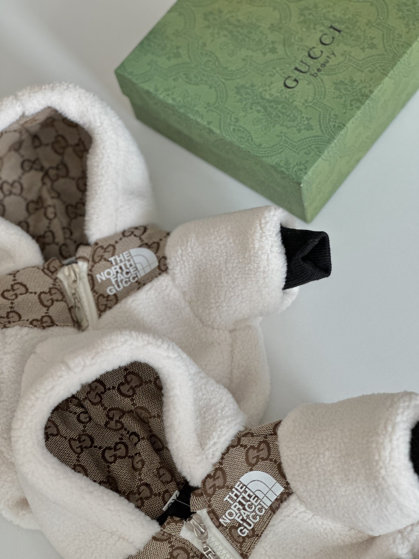 Куртка бежевого кольору з принтом The North Face Gucci