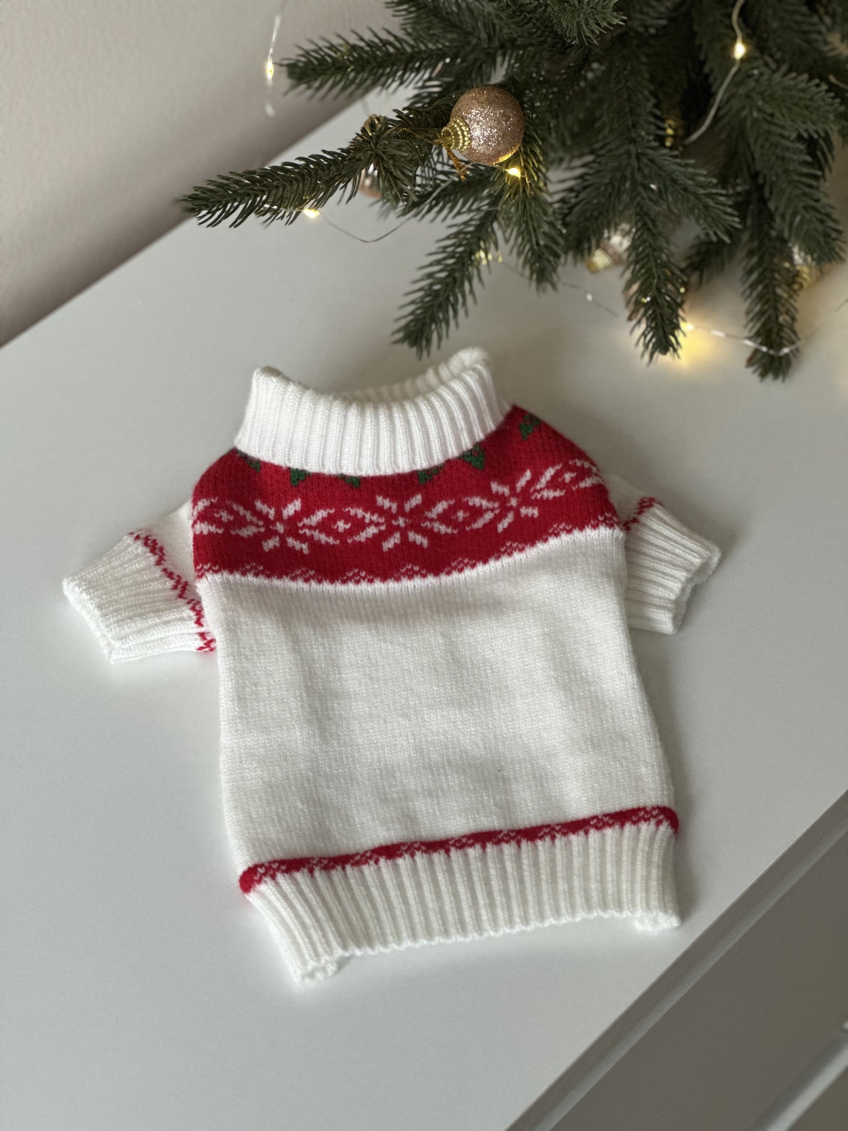 Светр білого кольору з новорічним принтом Сніжинка