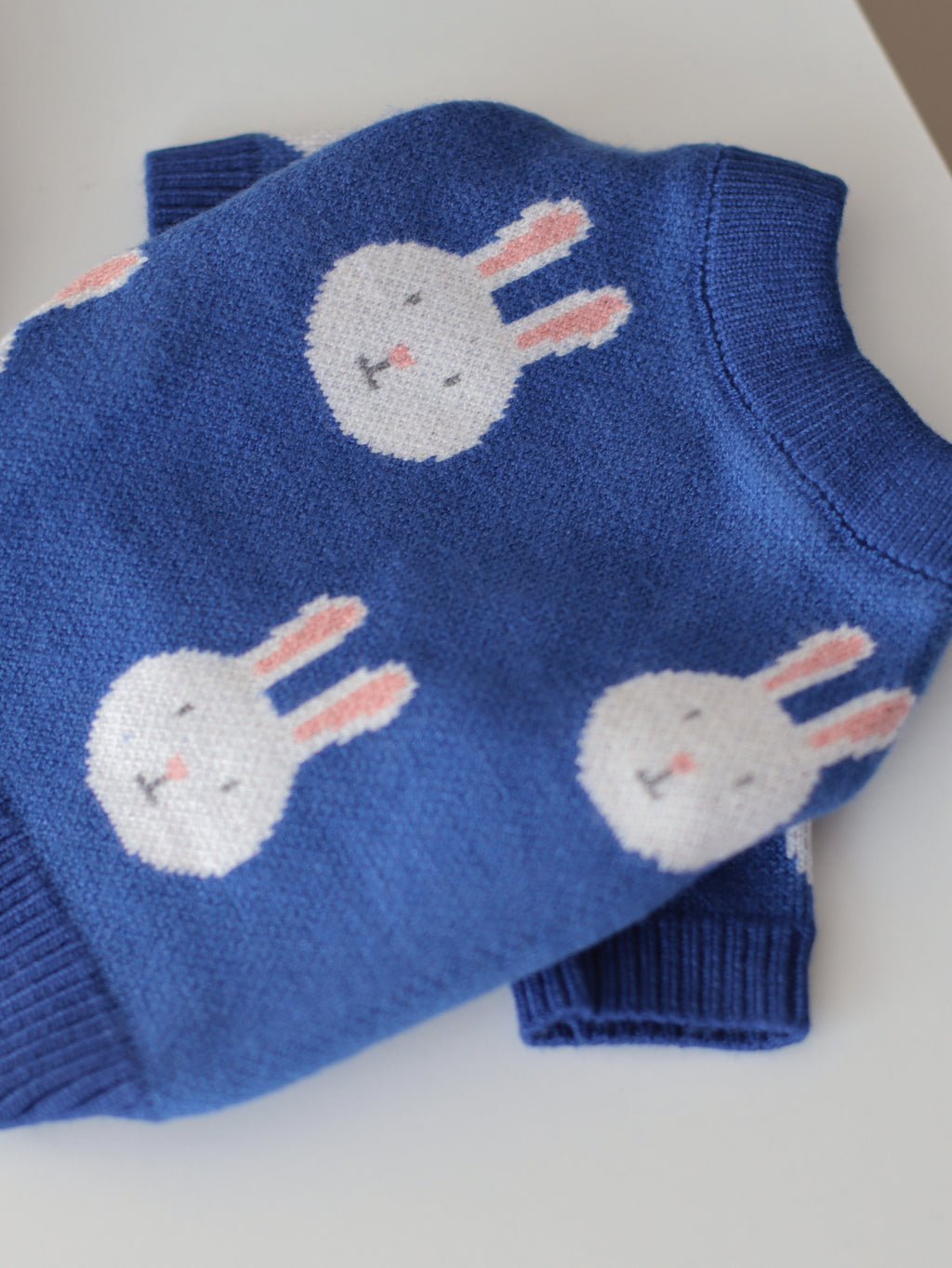 Светр синього кольору з принтом Зайці