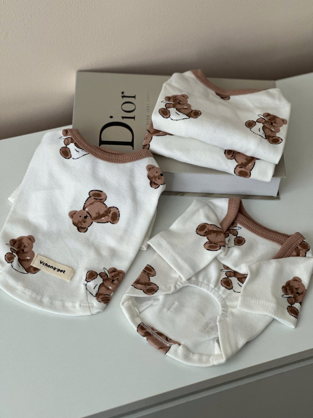 White T-shirt with Teddy print
