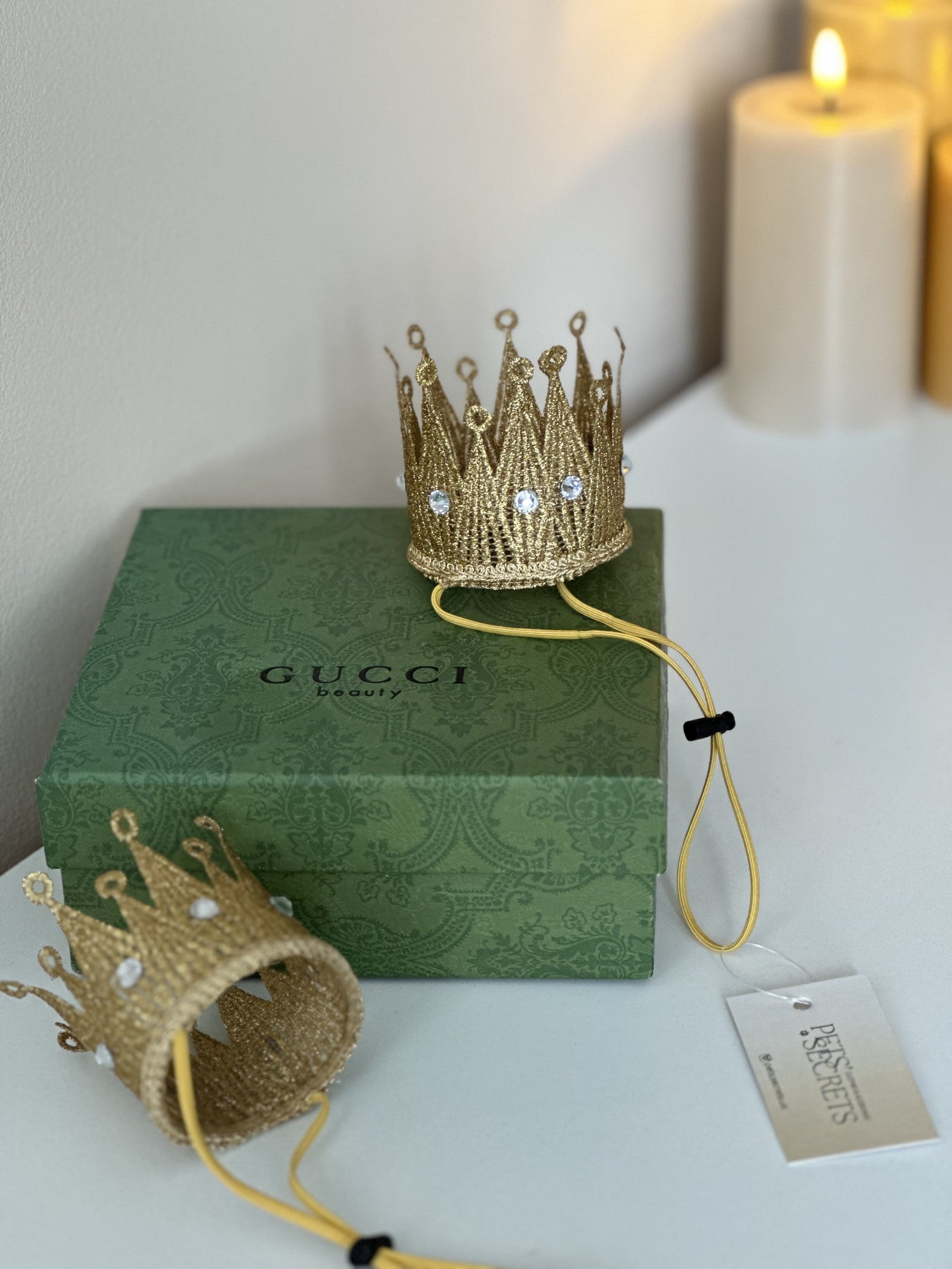 Корона золотого кольору Royale Gold