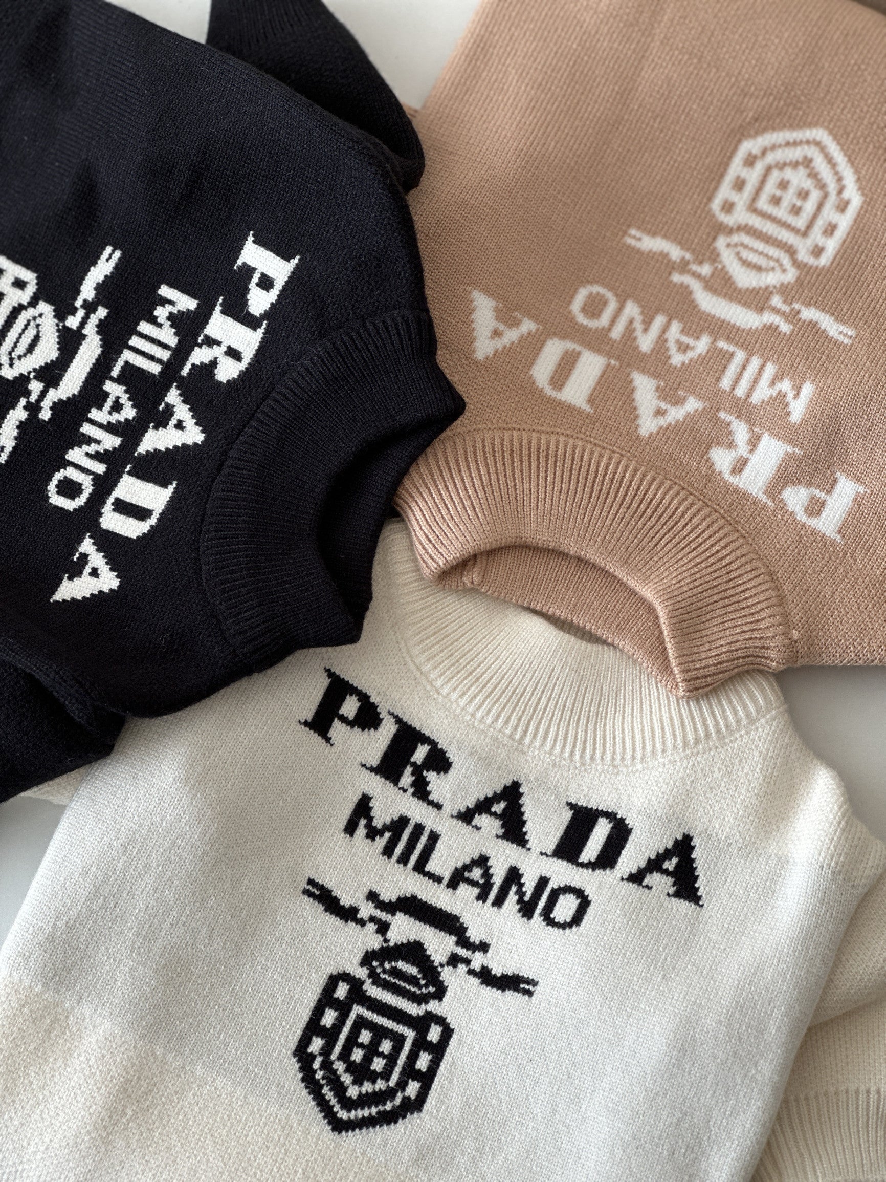 Светр білого кольору з принтом Prada