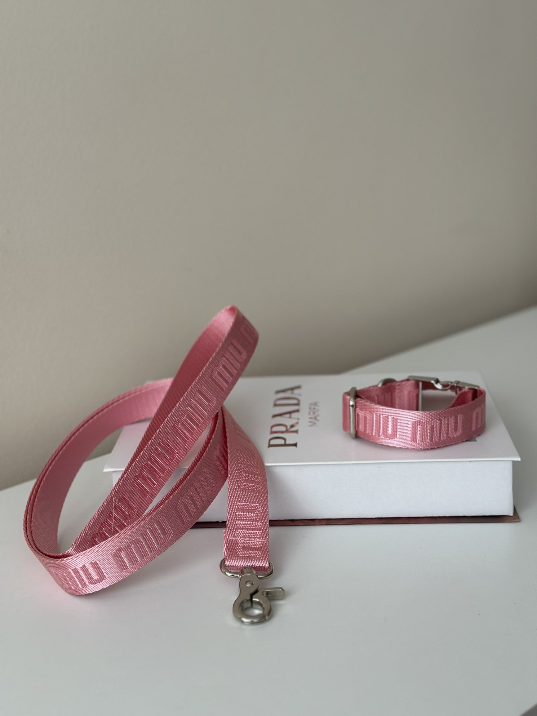 Нашийник рожевого кольору з принтом Miu Miu