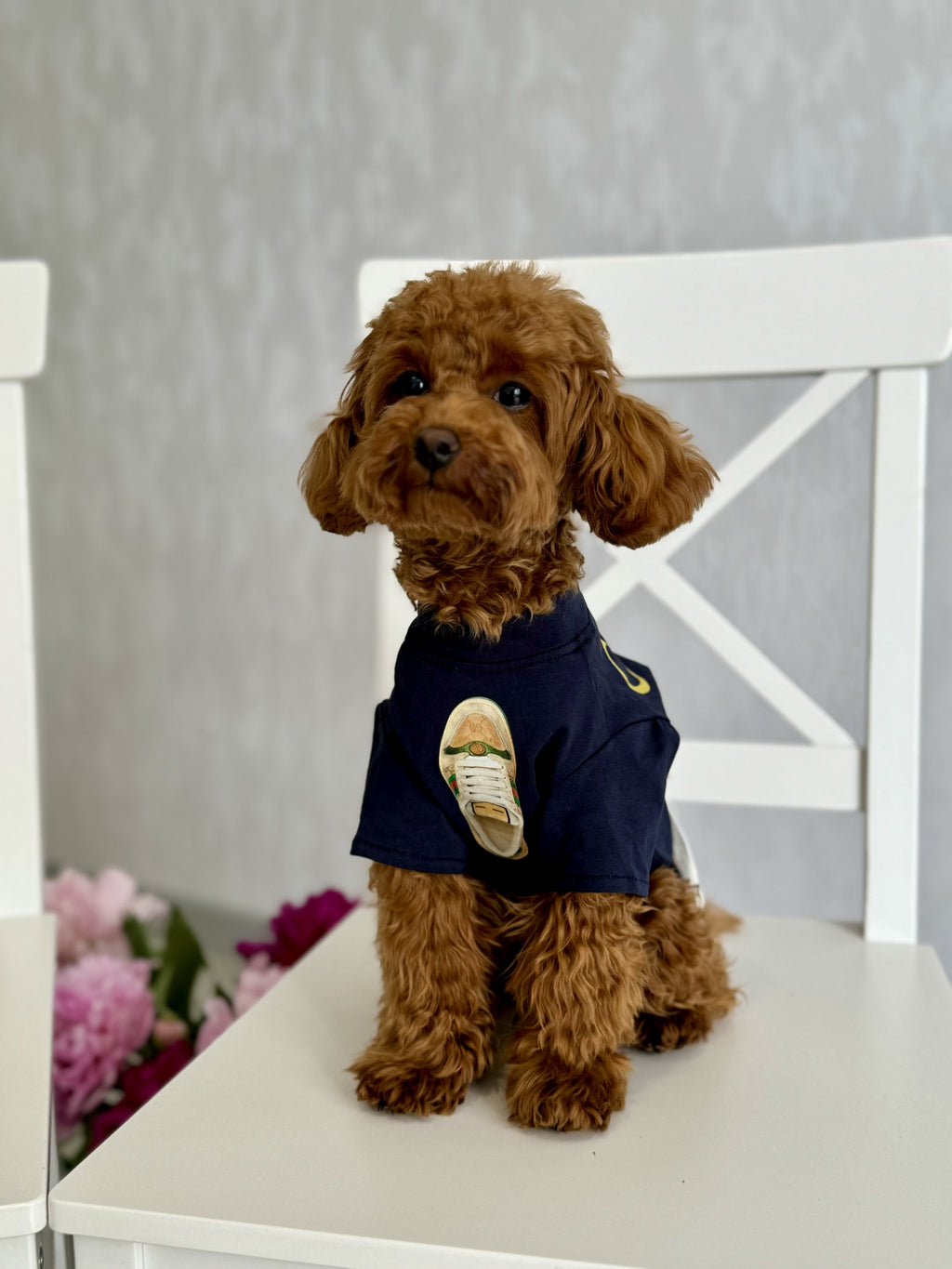 Navy blue T-shirt with sneakers and Gucci print