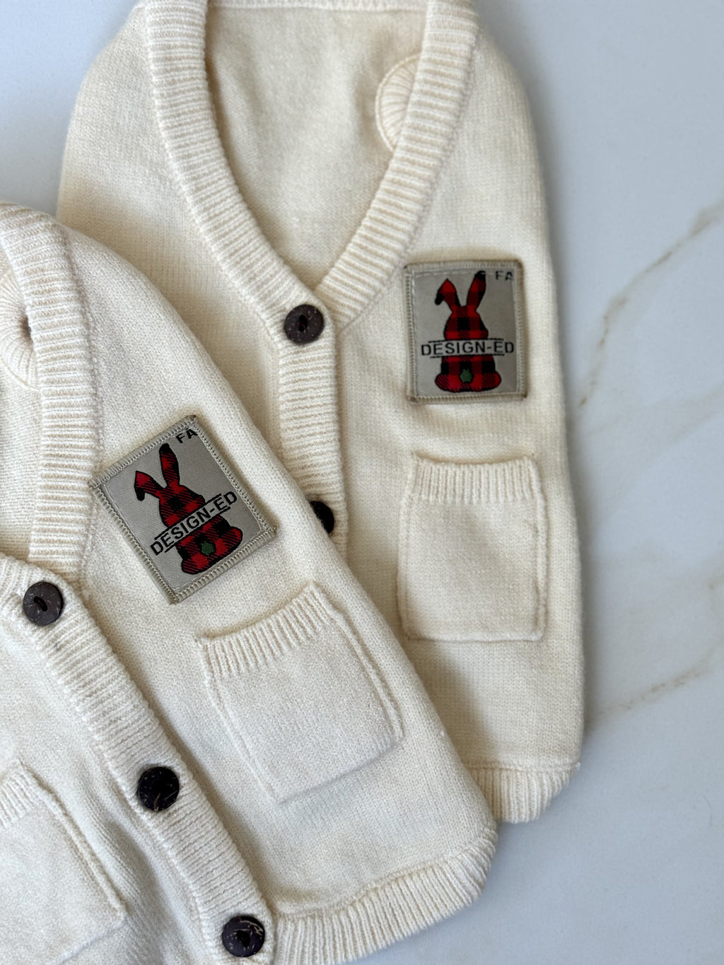 Светр-безрукавка молочного кольору Designed