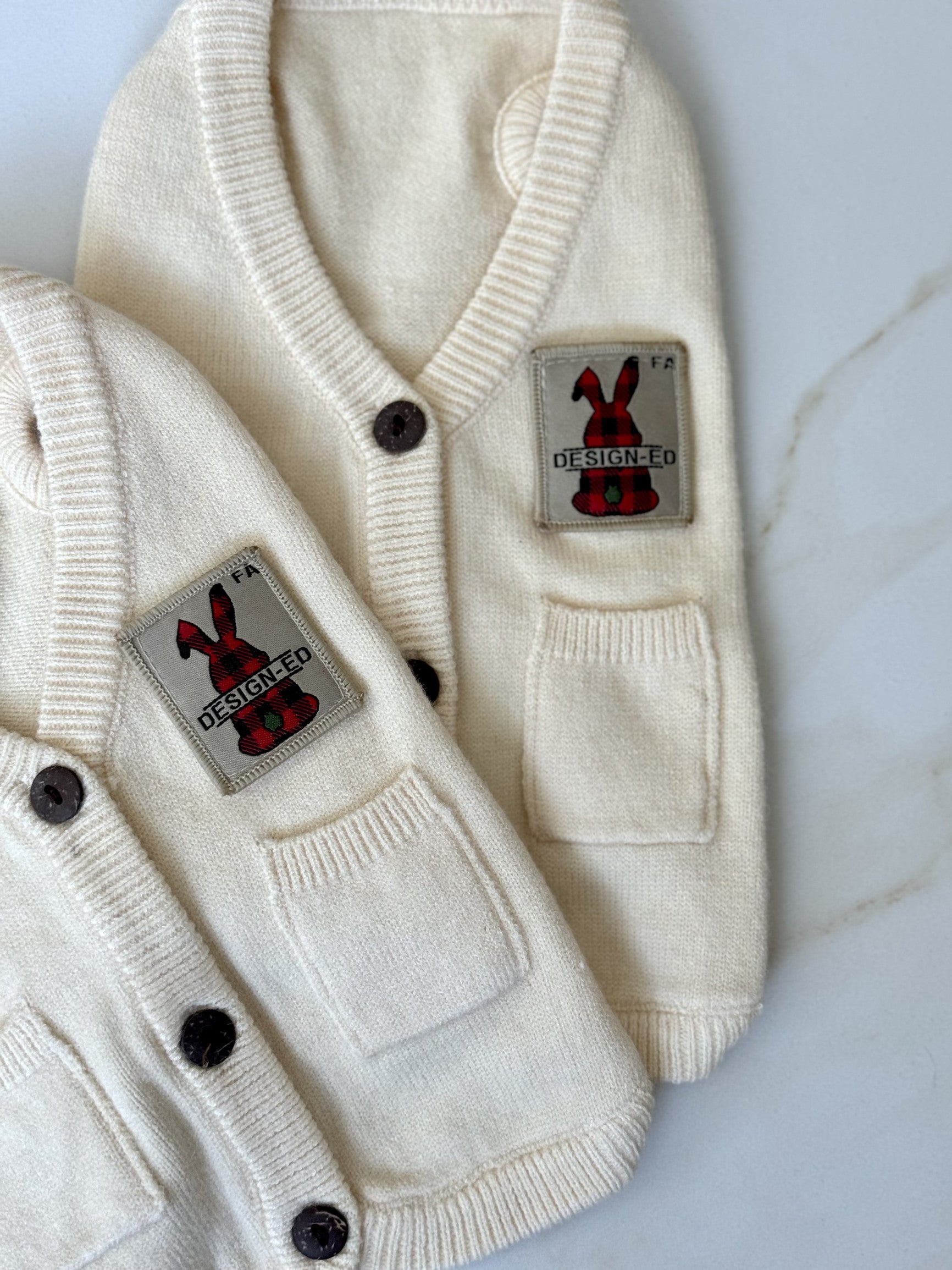 Светр-безрукавка молочного кольору Designed